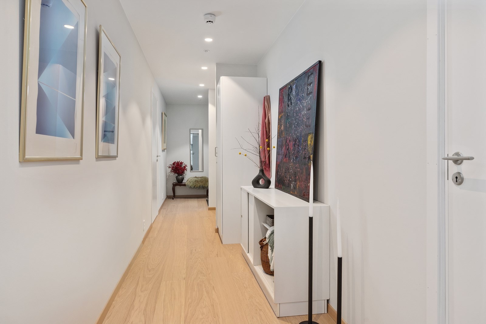 Gangen binder rommene sammen og har, som resten av oppholdsrommene, en gjennomgående parkett. Galleribilde