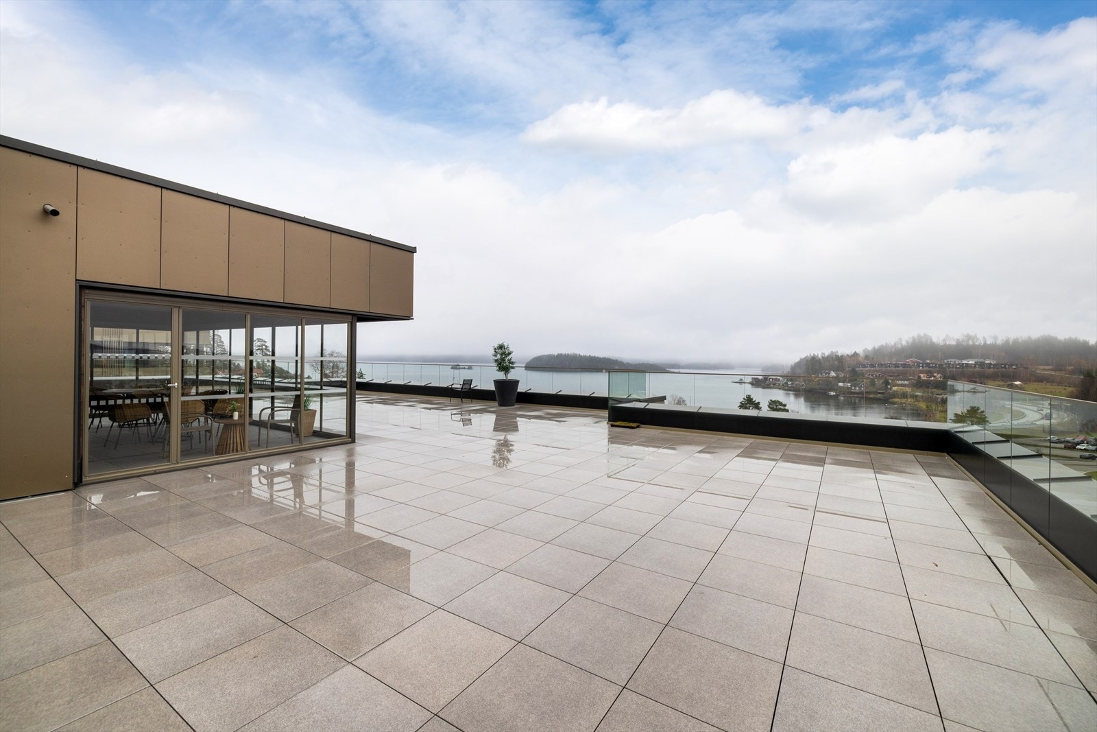 Sameiet disponerer en stor, felles takterrasse med gode solforhold og utsikt over Steinsfjorden. Galleribilde