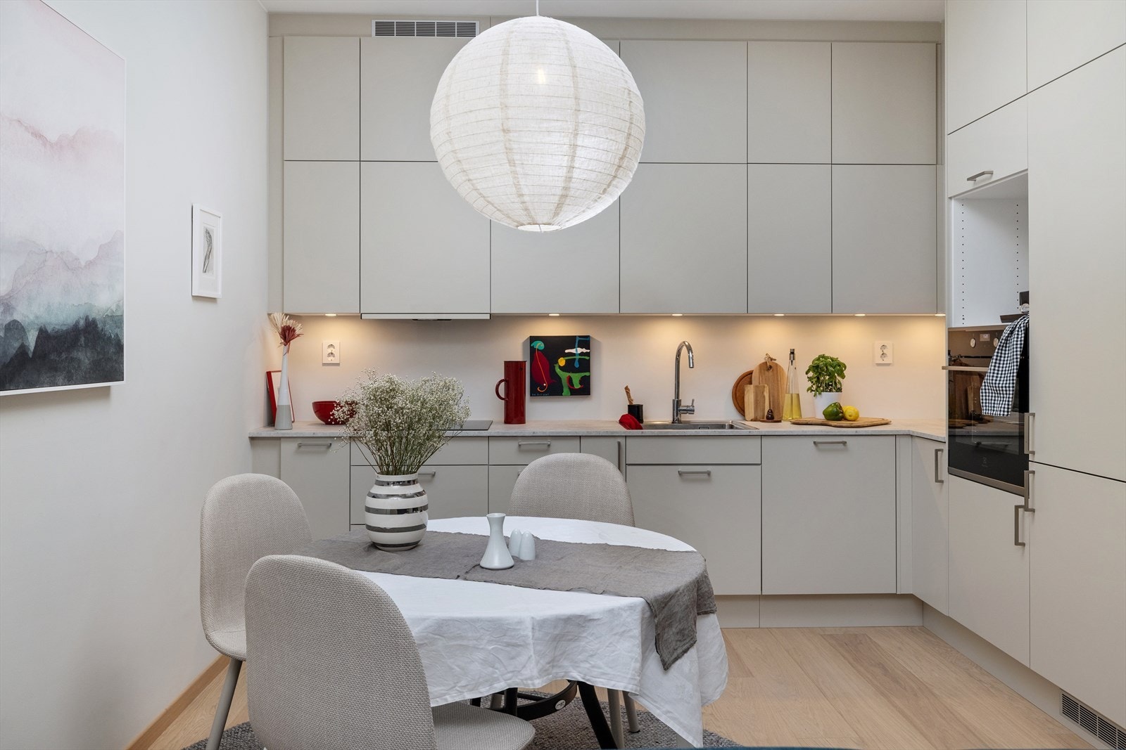 Kjøkkenet er praktisk utformet med laminat benkeplate og belysning under overskapene. Galleribilde