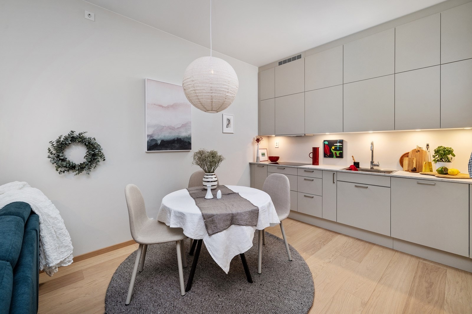 Overskapene går helt til taket og sørger for maksimal utnyttelse av lagringsplassen. Galleribilde