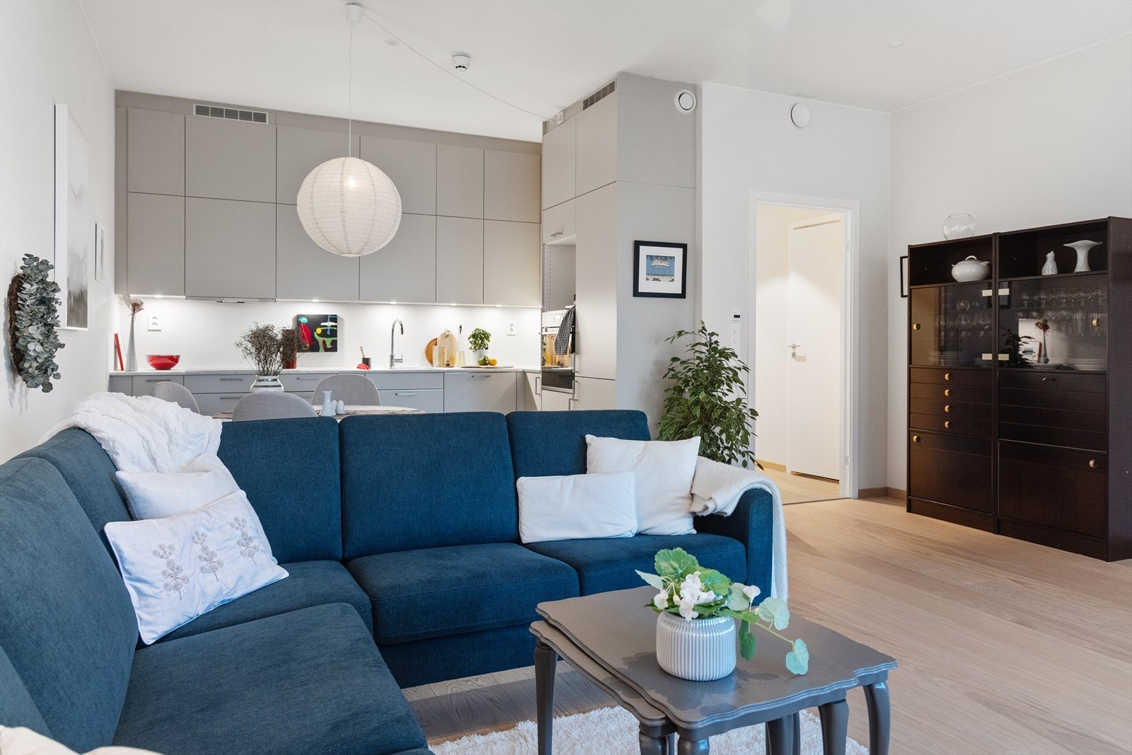 Behagelig og jevn oppvarming med vannbåren gulvvarme i stue og kjøkken. Galleribilde