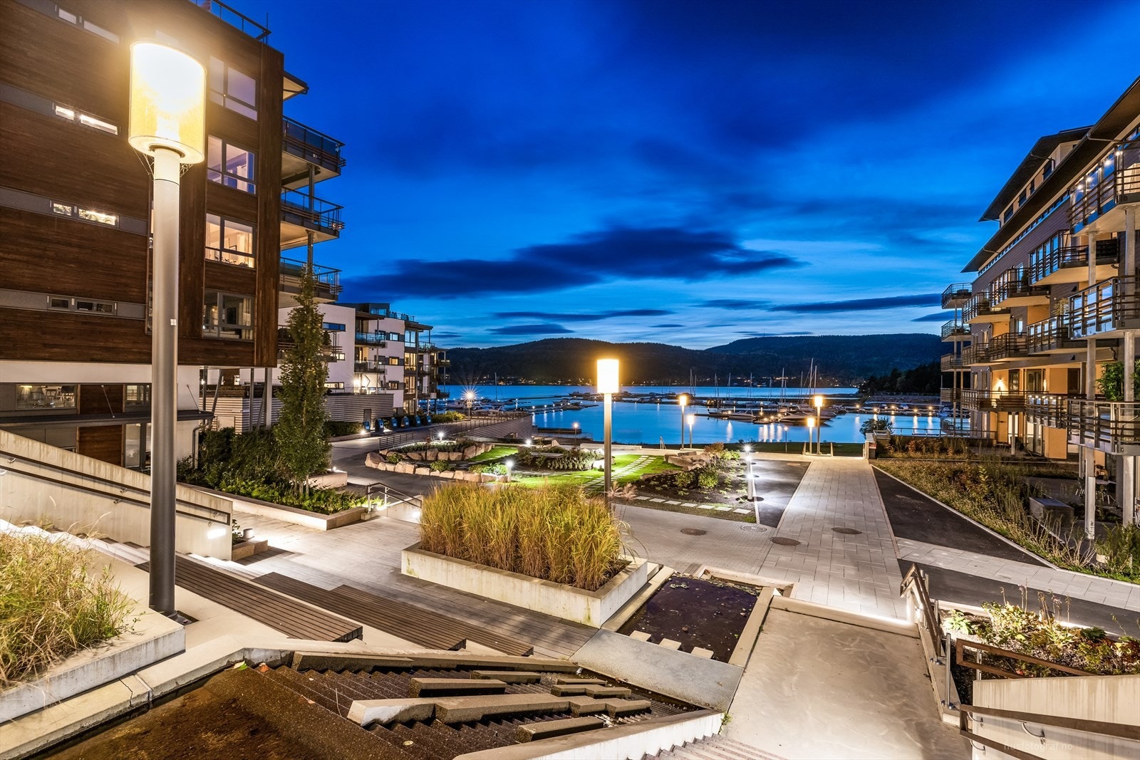 Området har fått mye oppmerksomhet for sin gjennomtenkte planlegging og fokus på å blande moderne arkitektur med naturlig landskap. Galleribilde