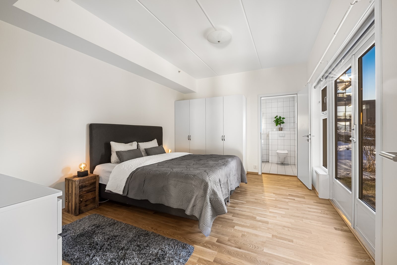 Leiligheten har 2 romslige soverom - her er hovesoverommet med direkte adkomst til bad nr 2. Galleribilde