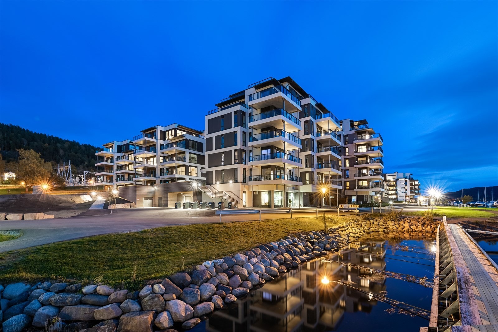 Nordre Jarlsberg brygge henvender seg til de som ønsker en urban og komfortabel livsstil kombinert med nærheten til naturen. Det er et ideelt sted for fritidsaktiviteter som båtliv, turgåing og sykling. Galleribilde