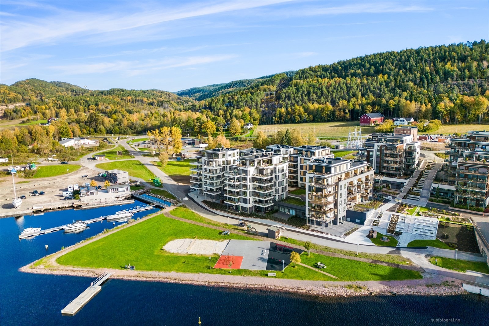 På Nordre Jarlsberg brygge finner du badstue, Sliperiet Bistro og Kiwi-butikk - sentrale innslag som gjør området både praktisk og hyggelig for beboere og besøkende. Galleribilde