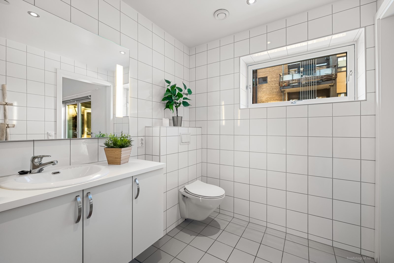 Bad nr. 2 har direkte adkomst fra hovedsoverommet. Galleribilde