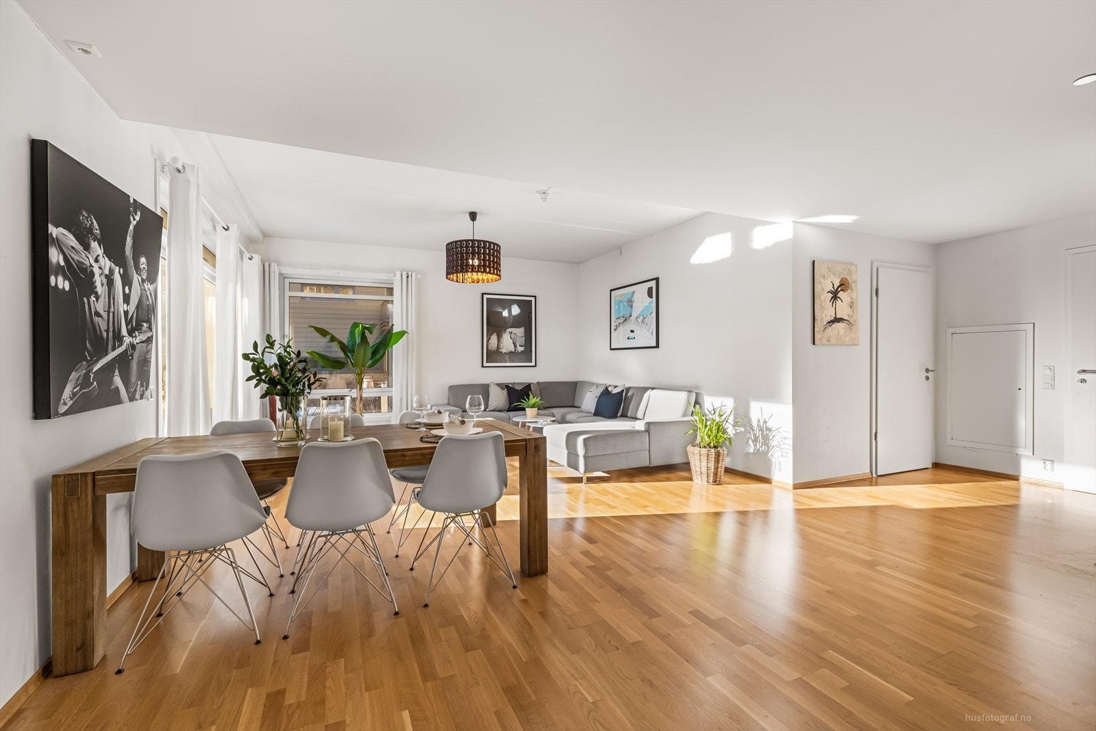 Vannbåren varme og parkett på gulv i oppholdsrom - malte overflater på vegg. Galleribilde