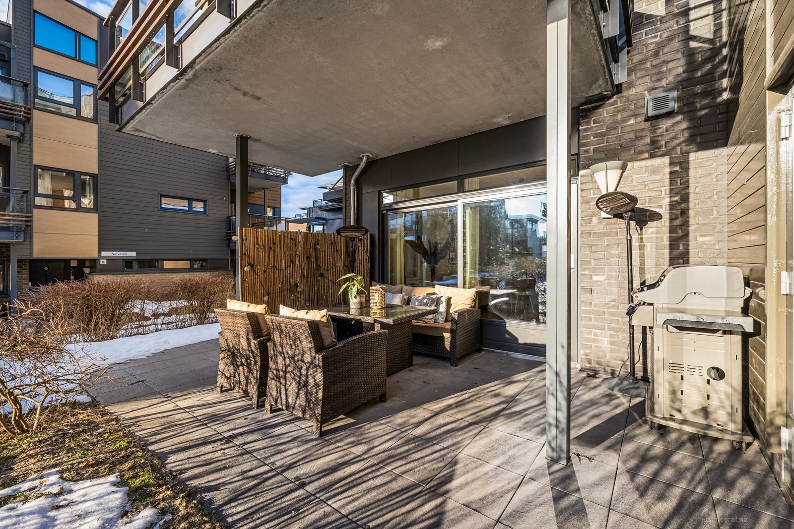 Stor terrasse på hele 44 kvm. Uteplassen fungerer som en forlengelse av stuen - her kan fine sommerdager nytes. Galleribilde