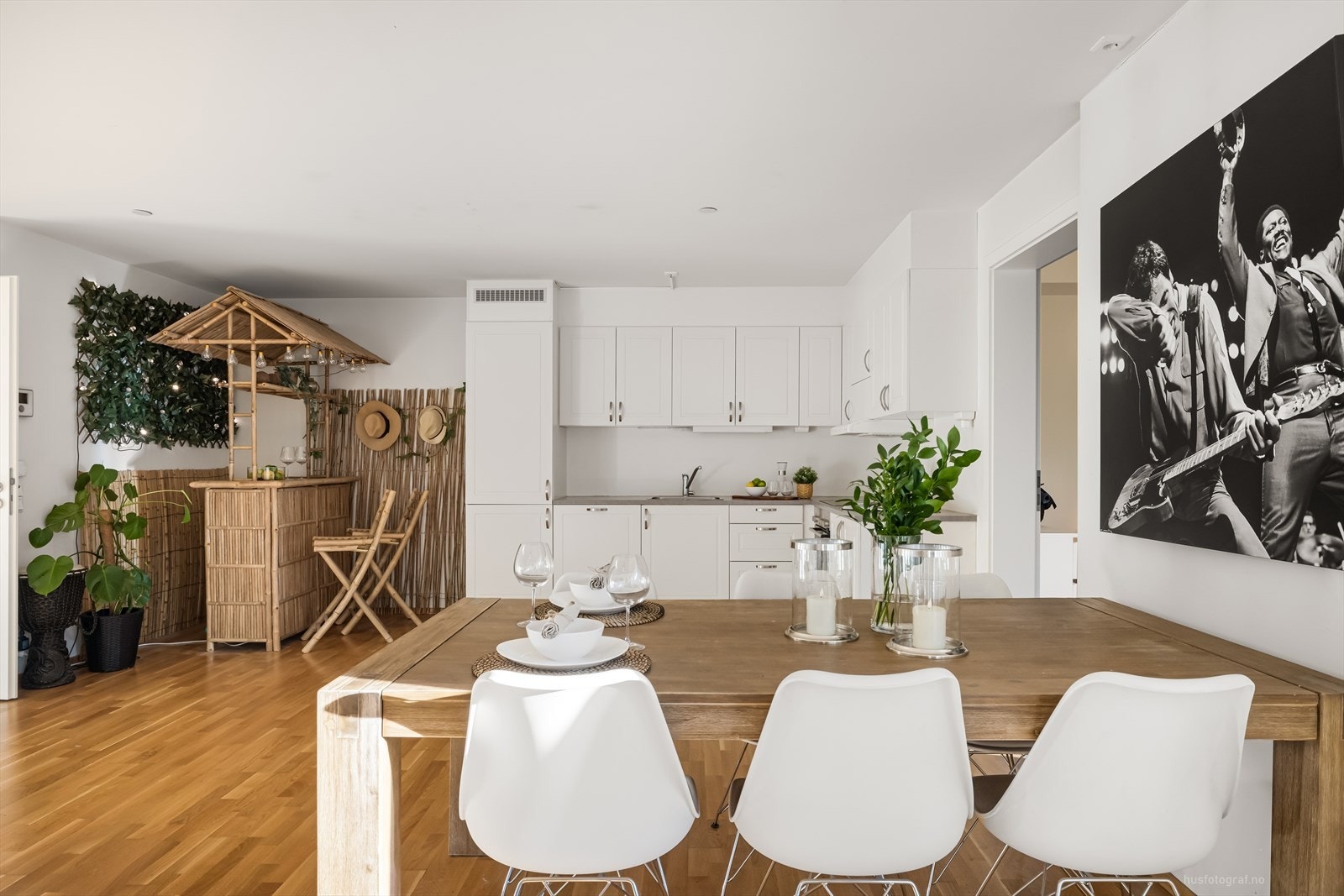 Åpen, sosial løsning mellom stue og kjøkken. Galleribilde