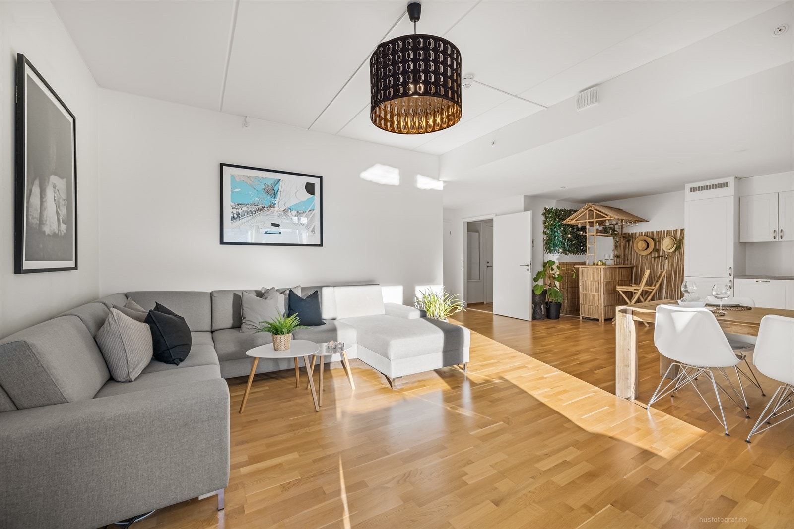 Stuen er enkel å møblere i ønskede soner. Galleribilde