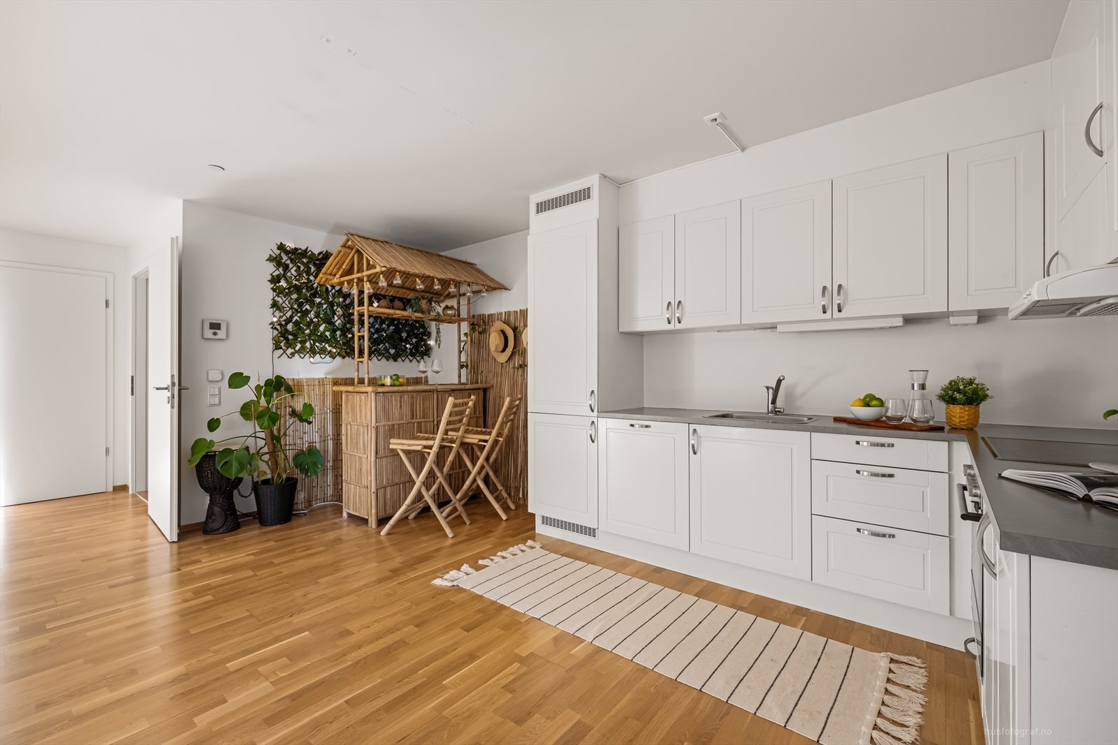 Tidløs kjøkkeninnredning med god skapplass. Galleribilde