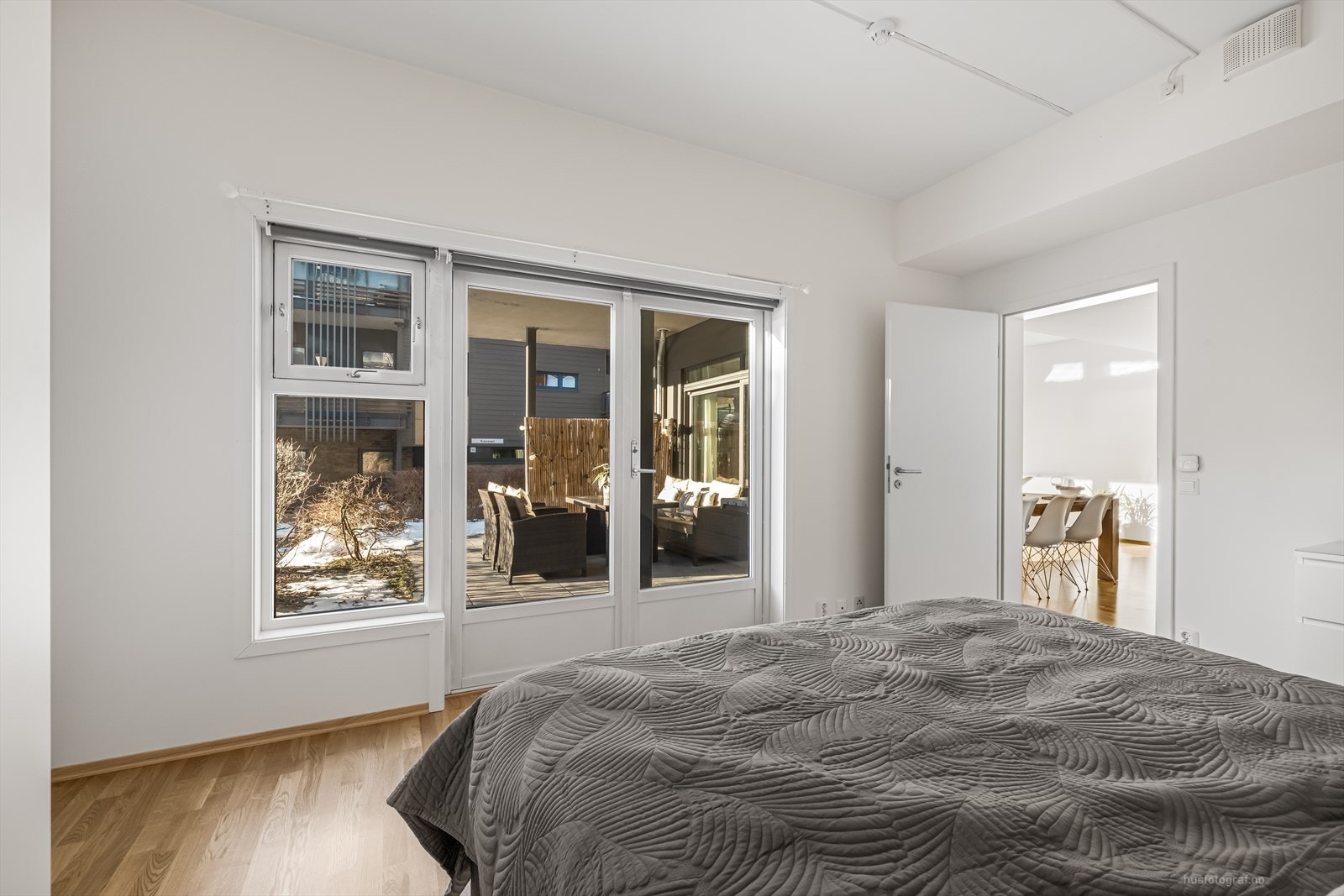 Hovedsoverommet har direkte adkomst til terrassen. Galleribilde