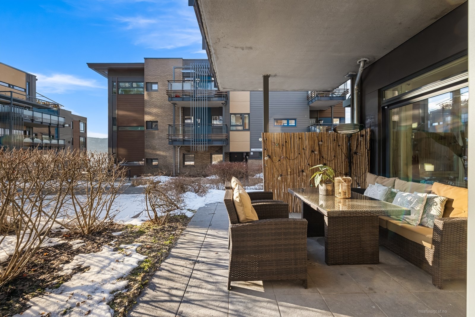 Stor terrasse med god plass til ønsket møblering. Galleribilde