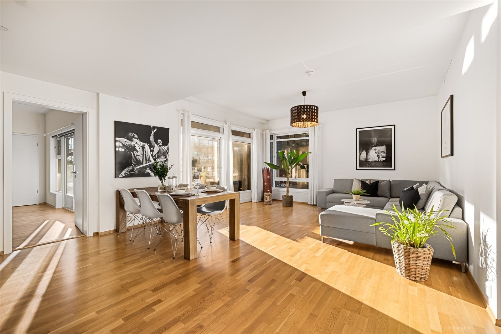 Lys og pen hjørneleilighet med fin internbeliggenhet i 1.etasje på Nordre Jarlsberg brygge. Galleribilde