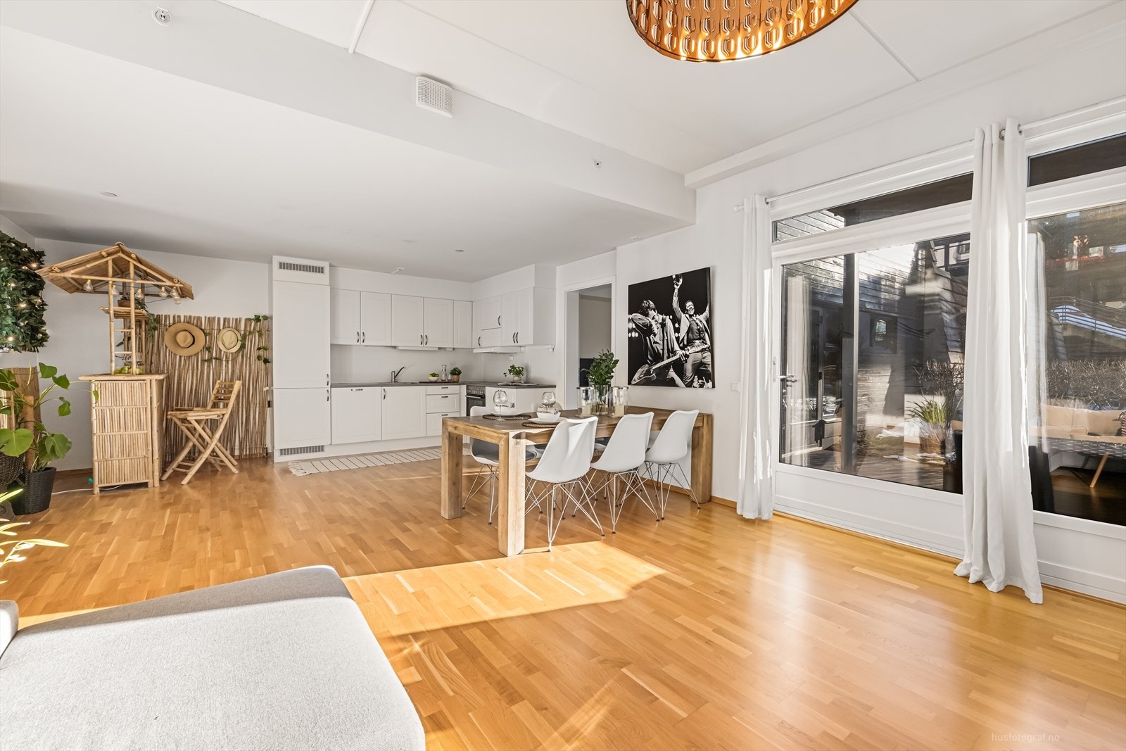 Utgang til stor terrasse både fra stuen og hovedsoverom. Galleribilde