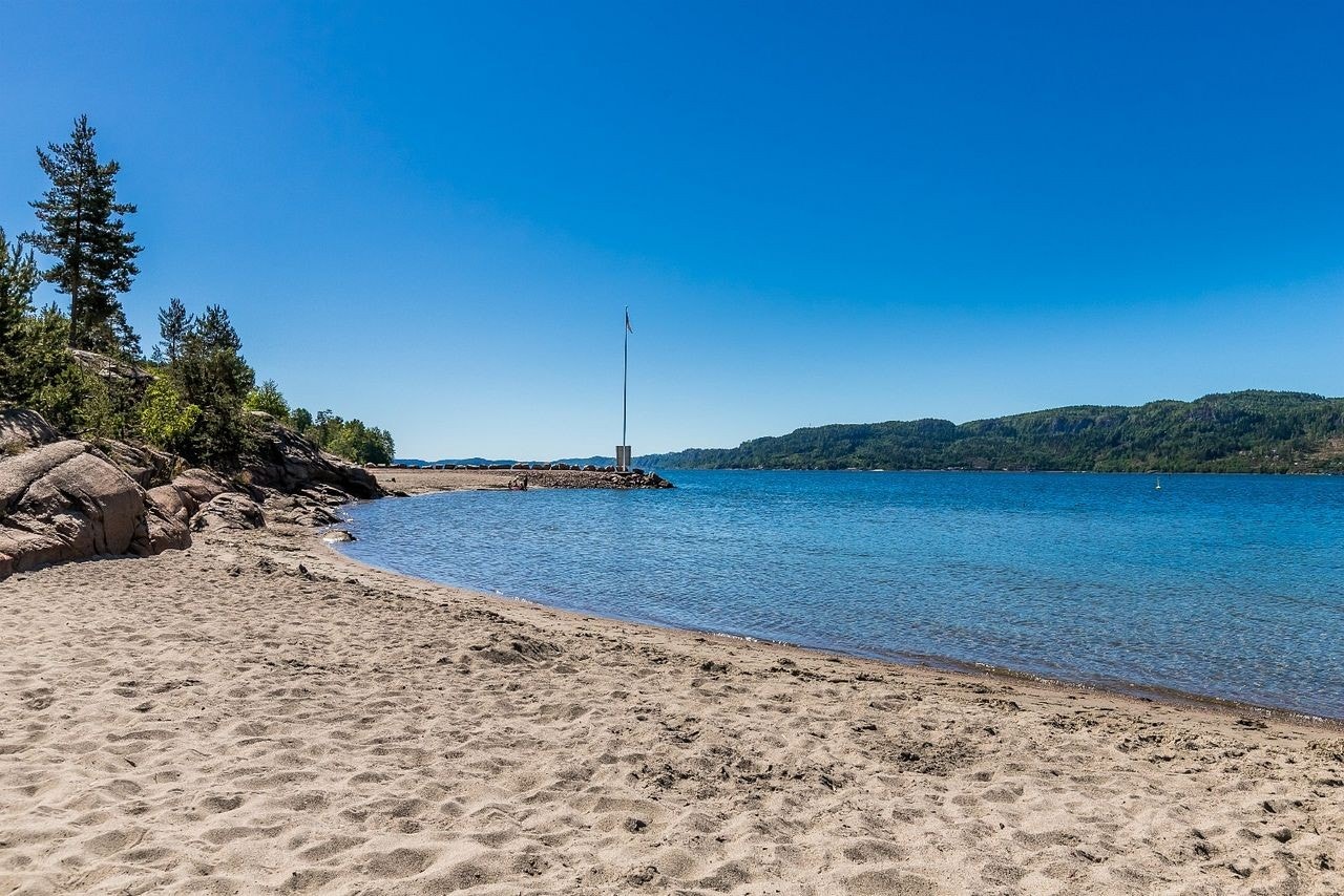 Fra leiligheten er det kort gangavstand til populær sandstrand. Galleribilde