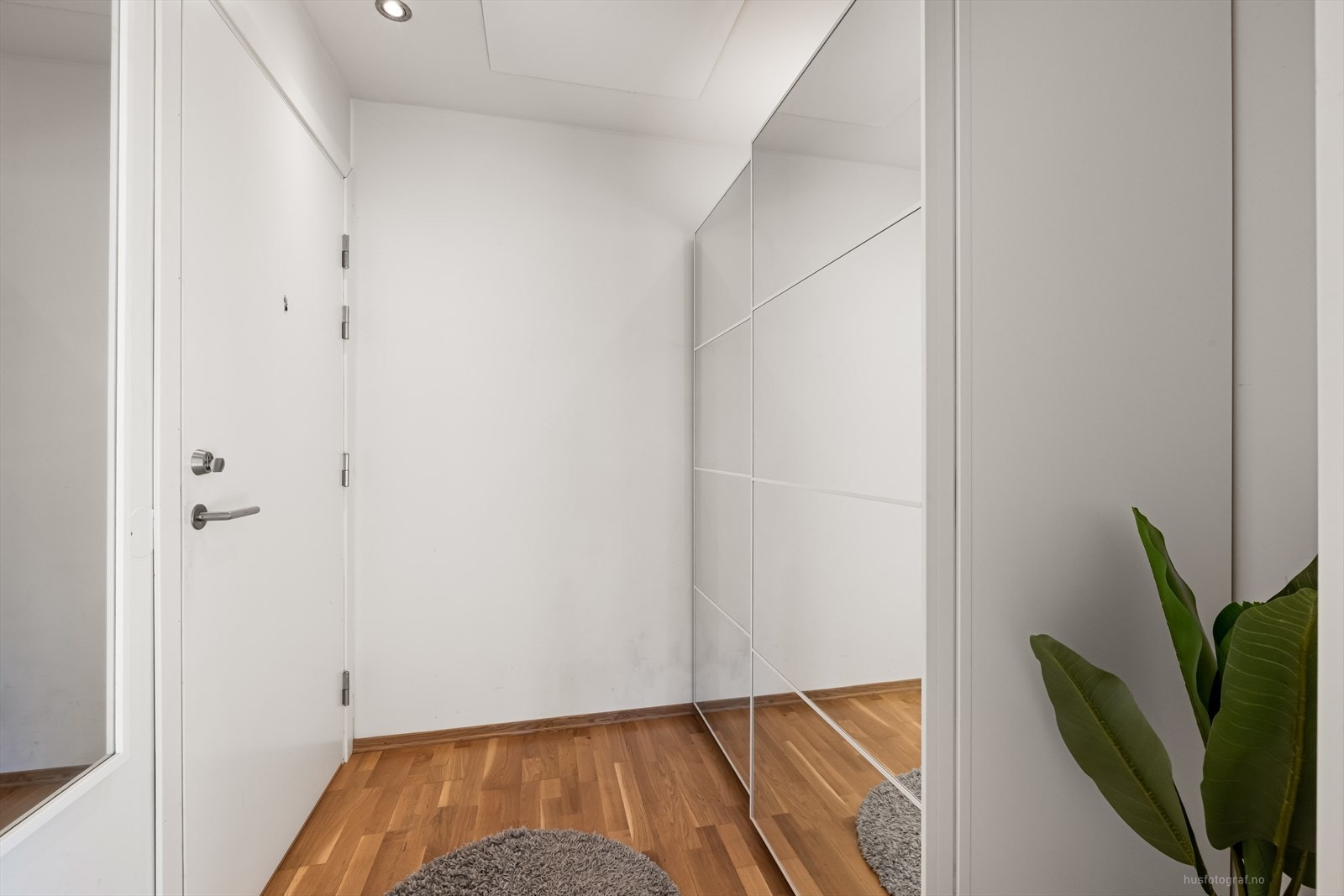 Lys entré med praktisk skyvedørsgarderobe ønsker velkommen inn. Galleribilde