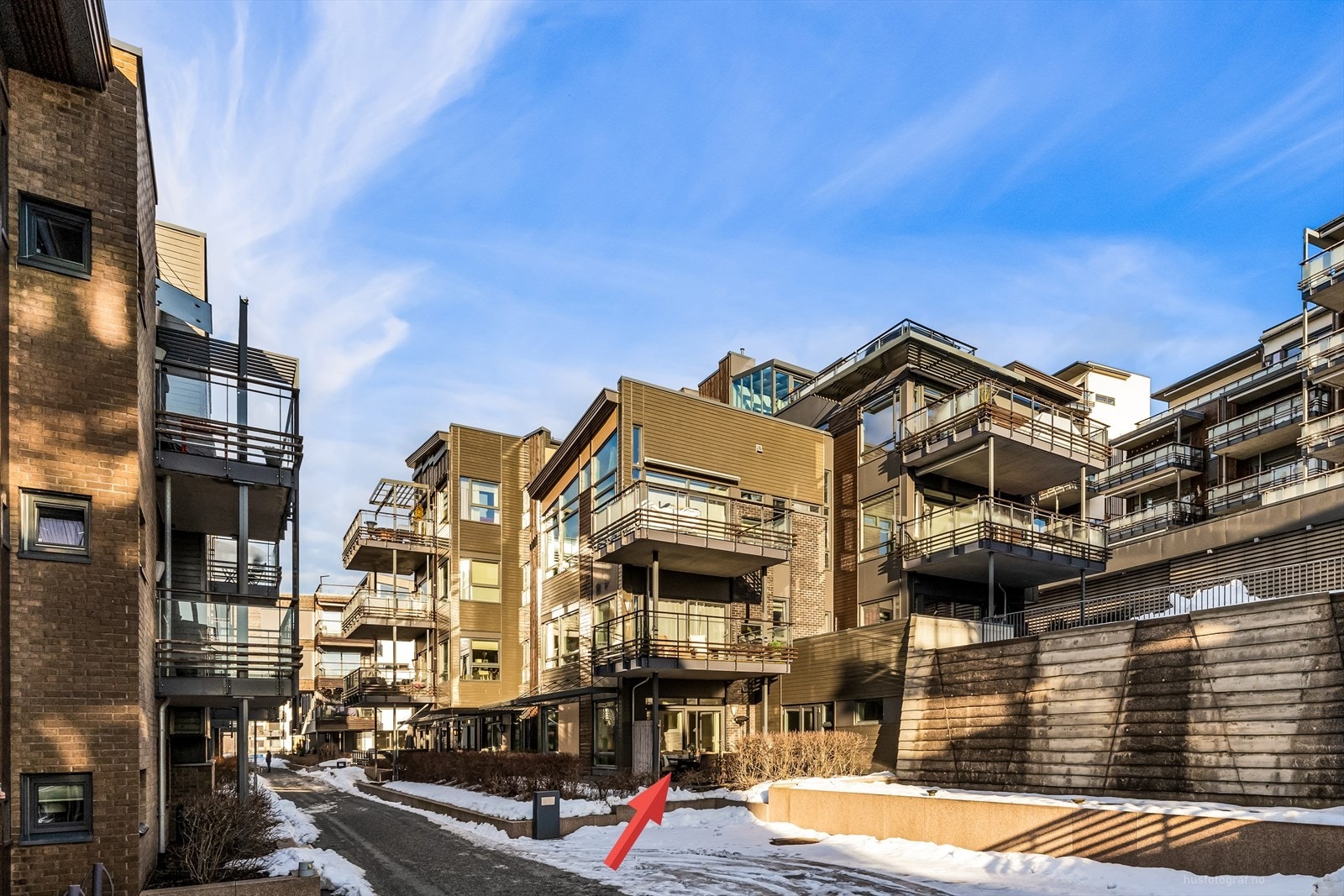 Flott beliggende som hjørneleilighet i 1. etasje - med fin utsikt mot parkmessig opparbeidede fellesområder. Galleribilde