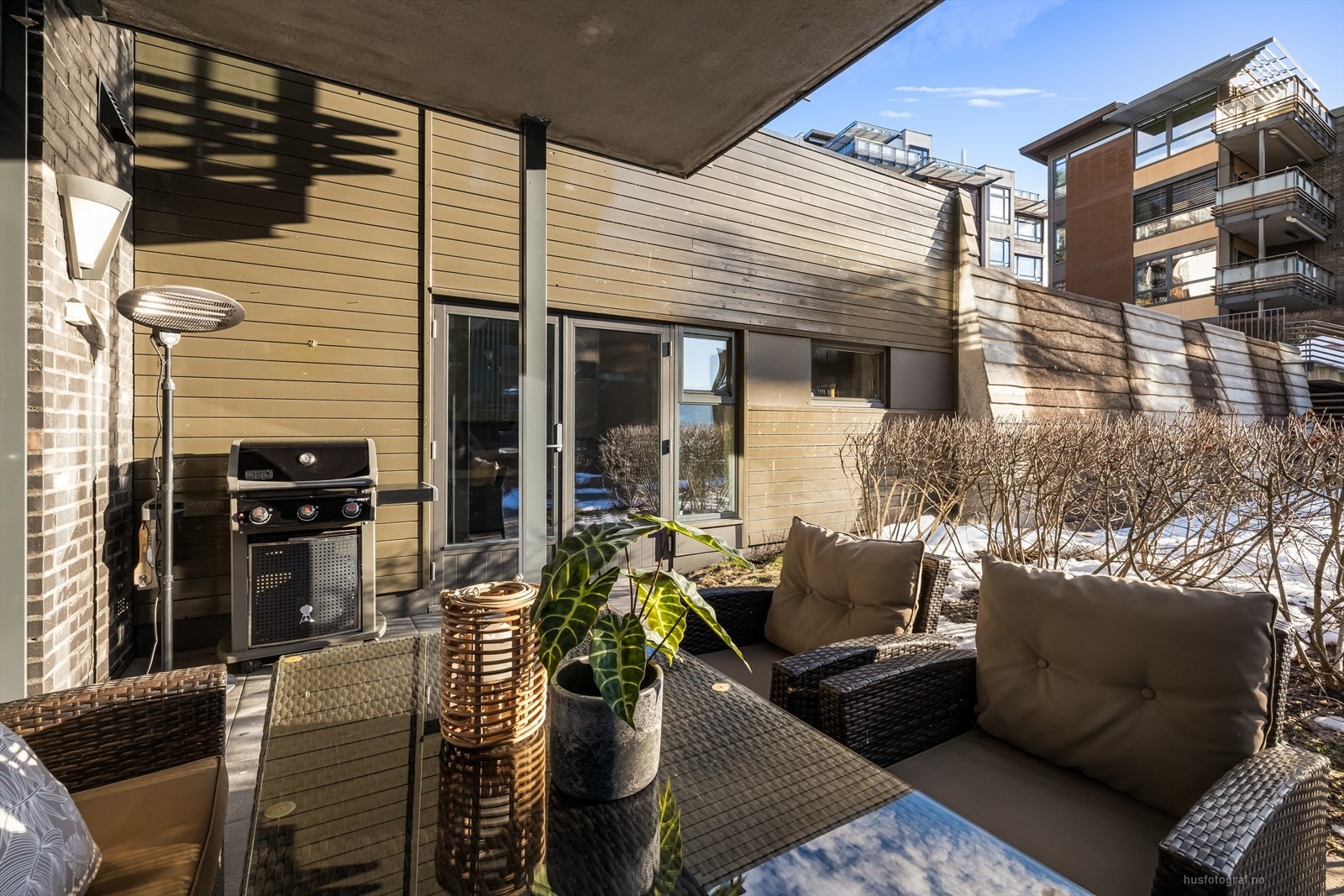 Fra terrassen er det hyggelig utsikt mot sameiets parkmessig opparbeidede fellesområder. Galleribilde