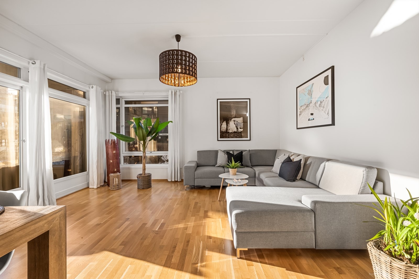 Store vindusflater sikrer godt, naturlig lys. Galleribilde