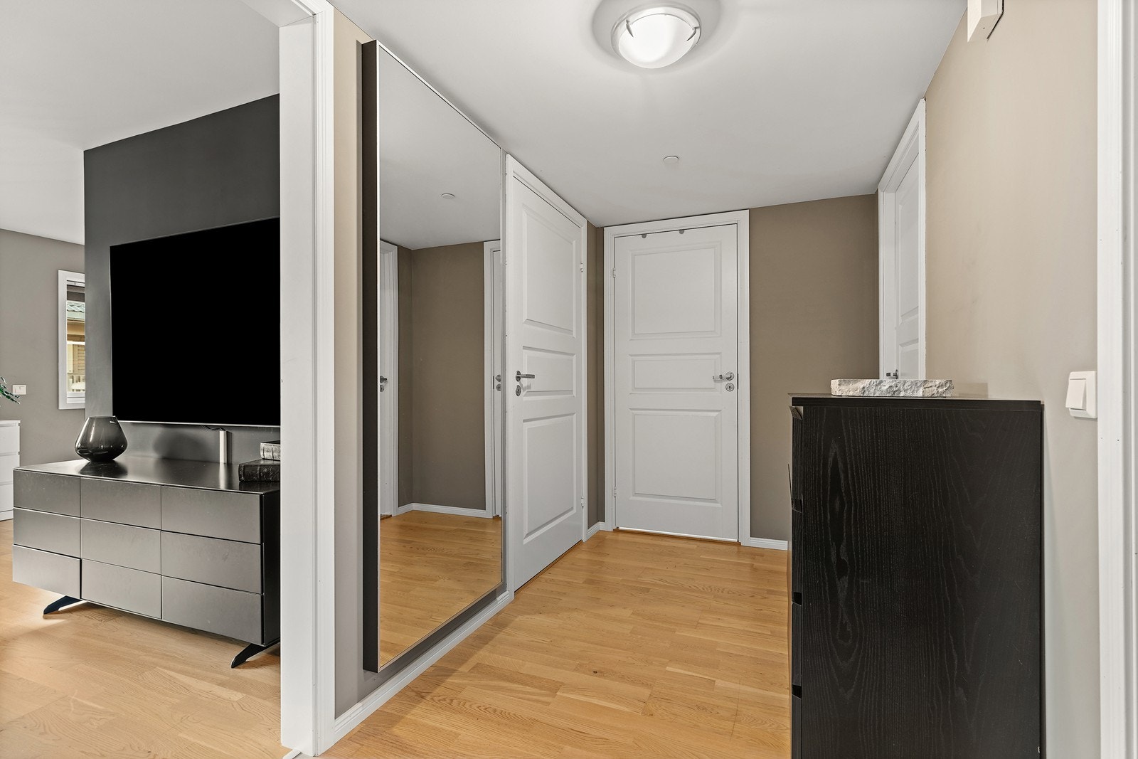 Mellomgangen gir en god flyt mellom rommene og gir adkomst til resten av leilighetens rom. Galleribilde