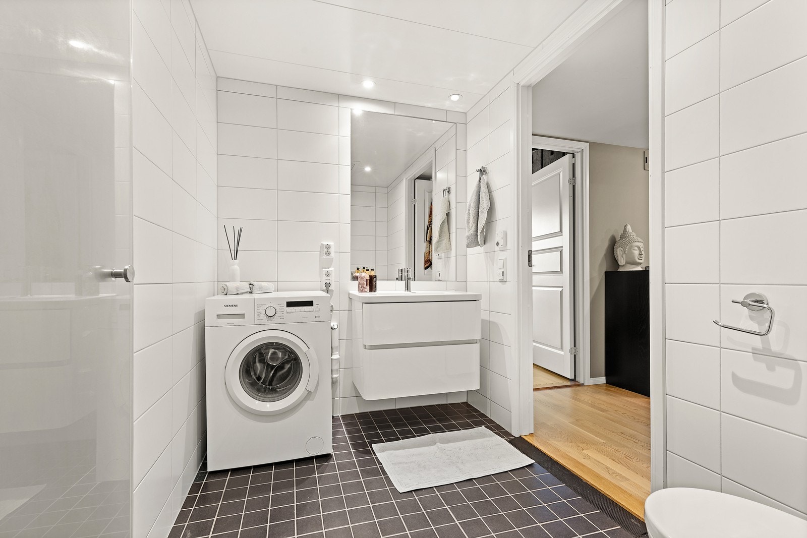 Stilrent bad med flislagte vegger og gulv, samt elektrisk gulvvarme. Galleribilde