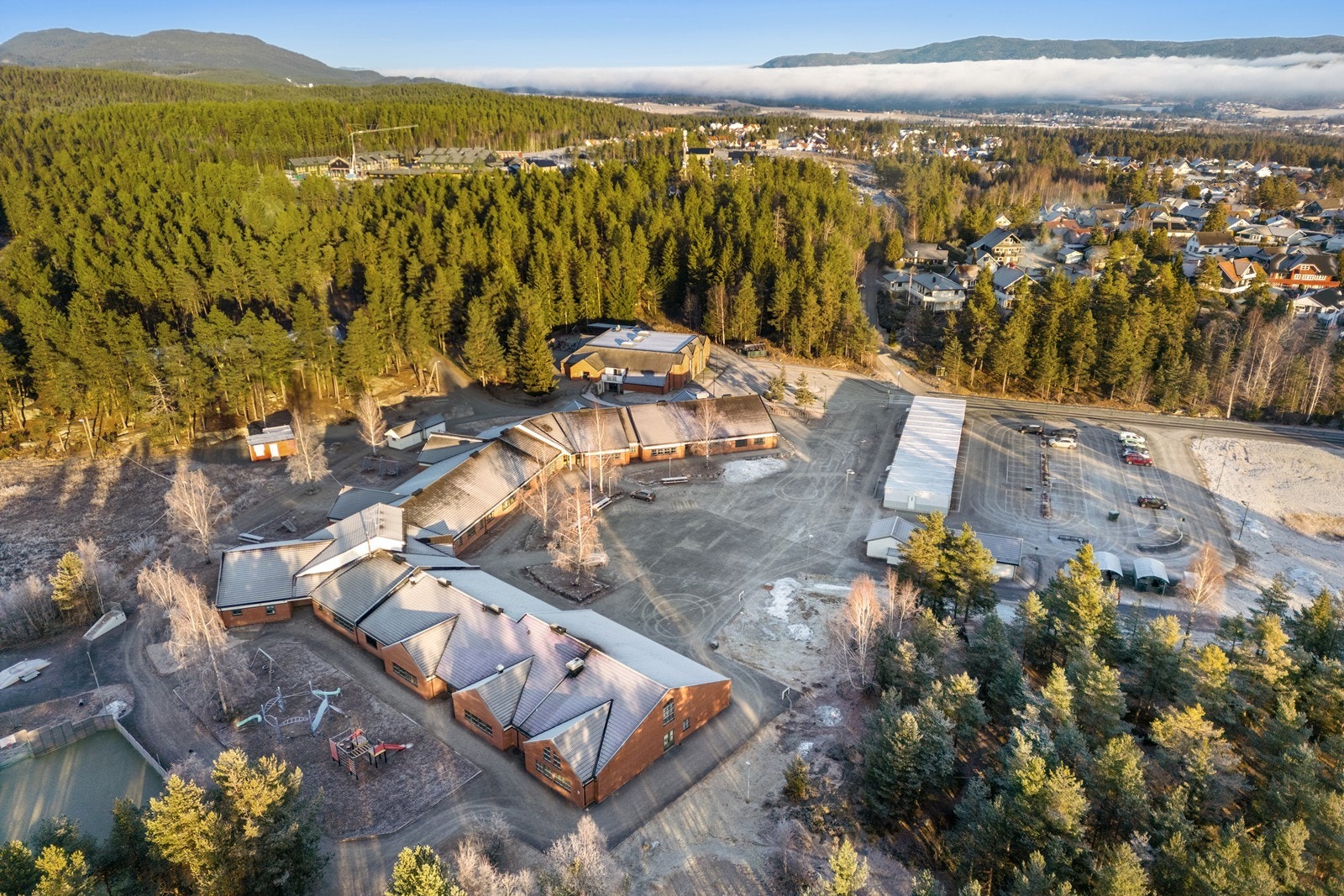 Dette er et hjem som kombinerer landlige omgivelser med god tilgjengelighet - perfekt for deg som ønsker nærhet til hverdagens nødvendigheter, samt naturen! Galleribilde