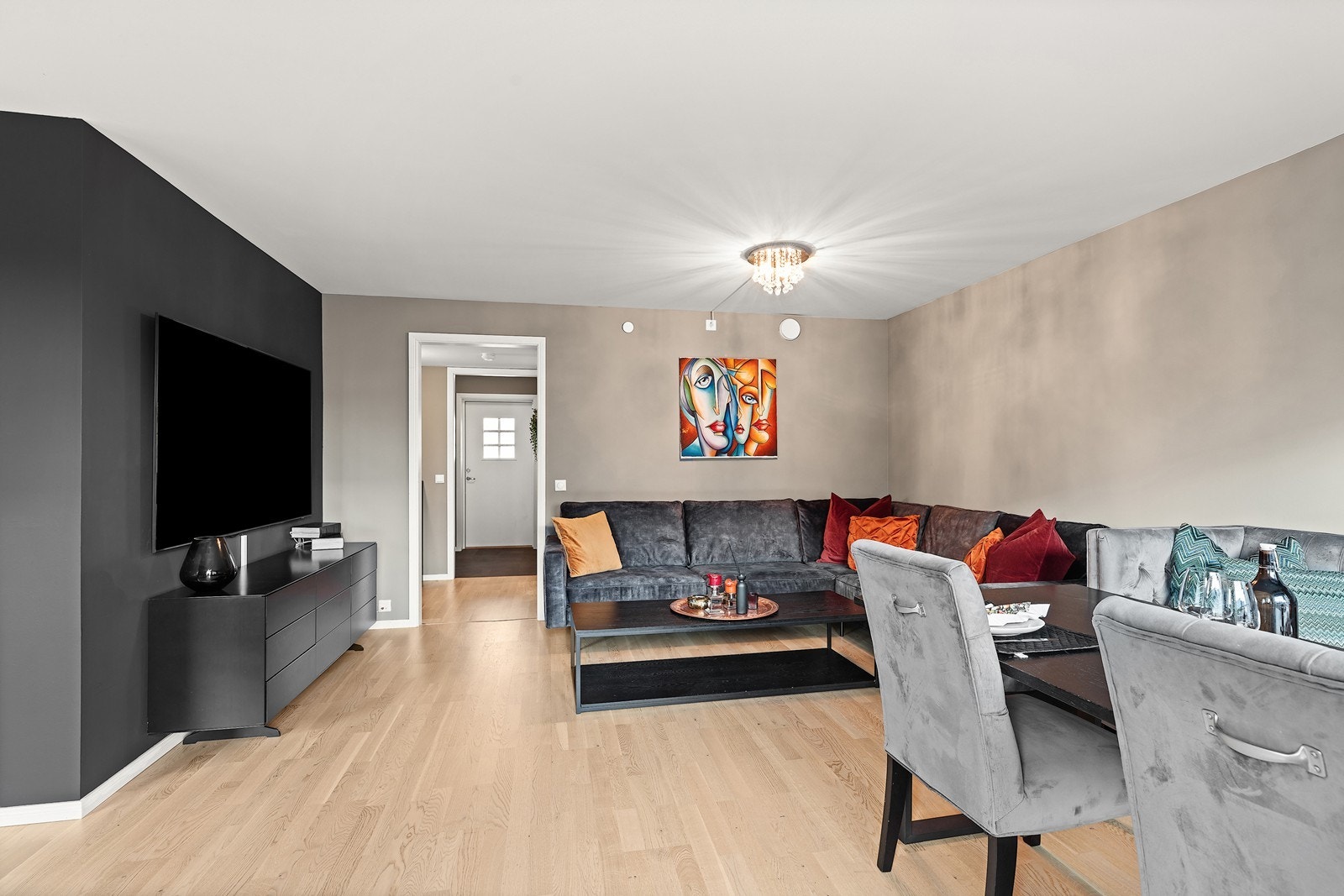 En sort kontrastvegg gir dybde til rommet. Galleribilde