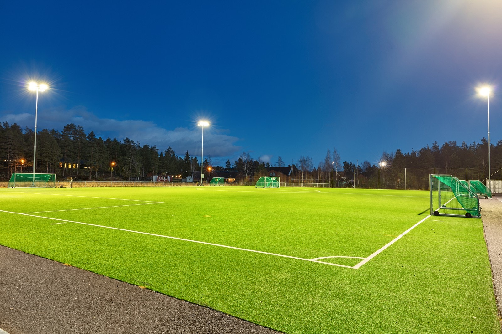 Det er også kort vei til store friarealer til lek og aktiviteter, inkludert ballbinge ved skolen, en ny aktivitetspark og kunstgressbane. Galleribilde