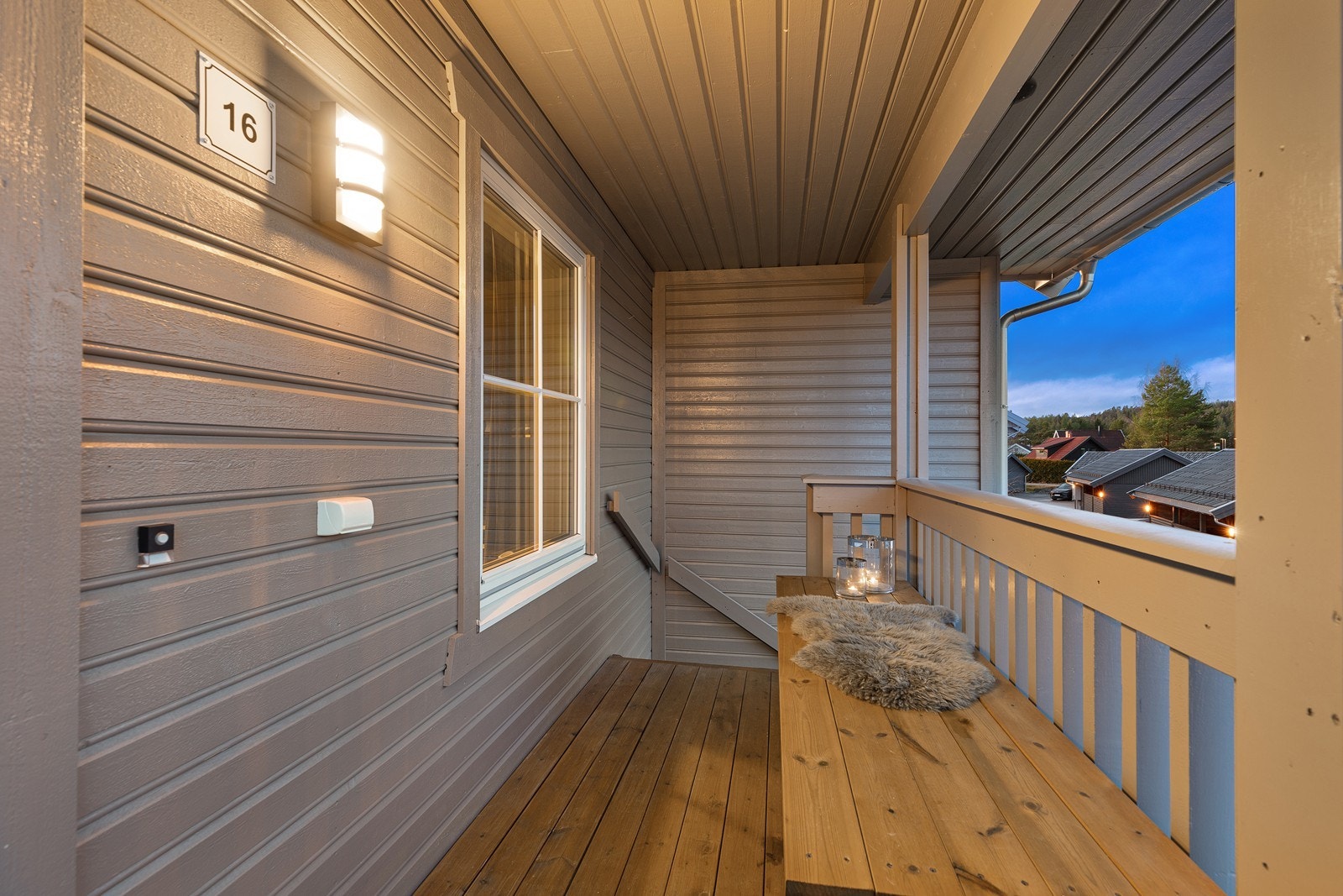 Inngangspartiet til boligen nås via en egen overbygget, utvendig trapp. Galleribilde