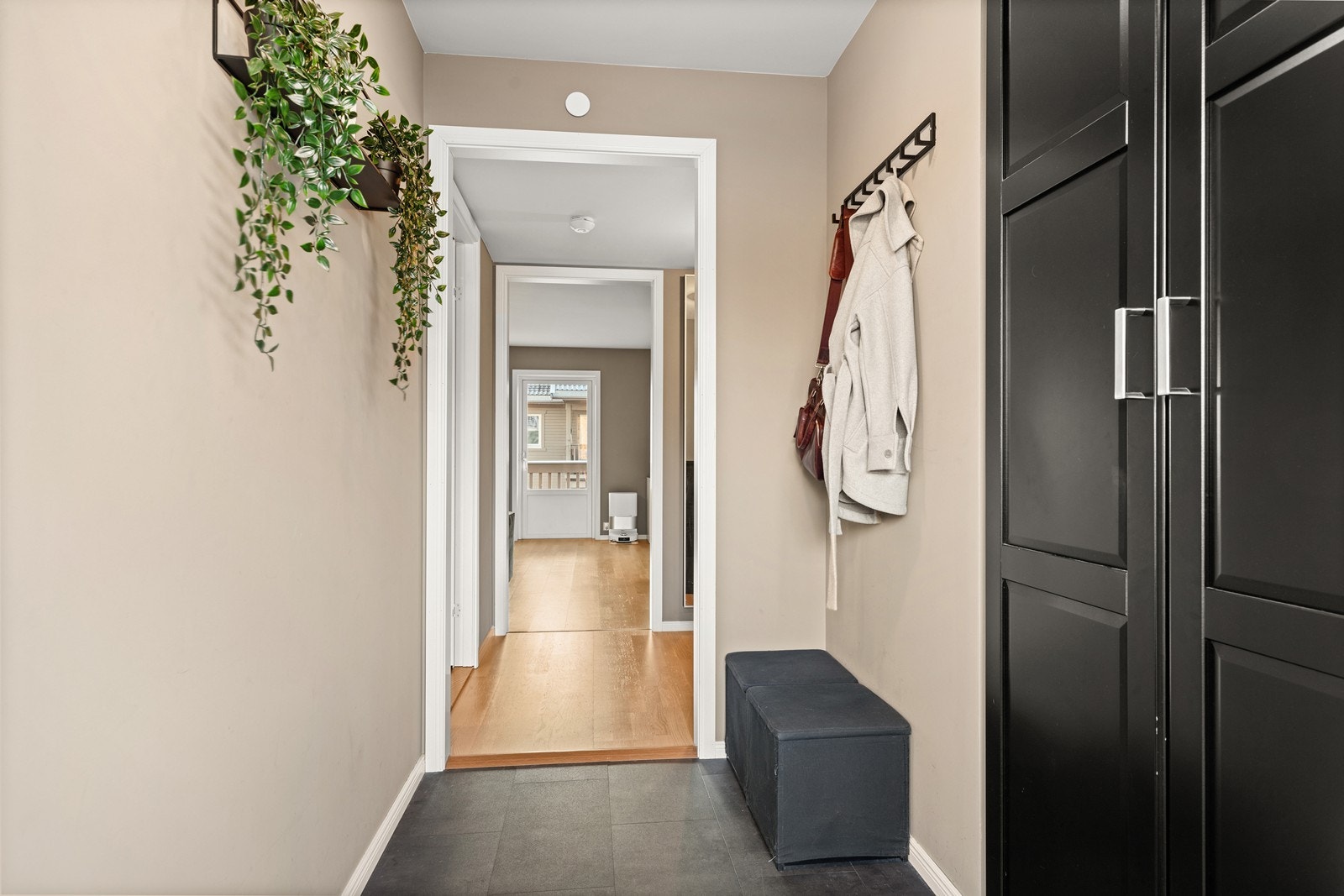 Man ønskes velkommen inn i entréen som er utstyrt med en praktisk nisje til garderobe. Galleribilde