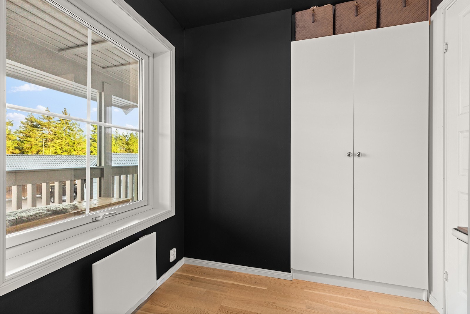 Også dette rommet er utstyrt med garderobeskap og passer ypperlig som barnerom, gjesterom eller hjemmekontor. Galleribilde