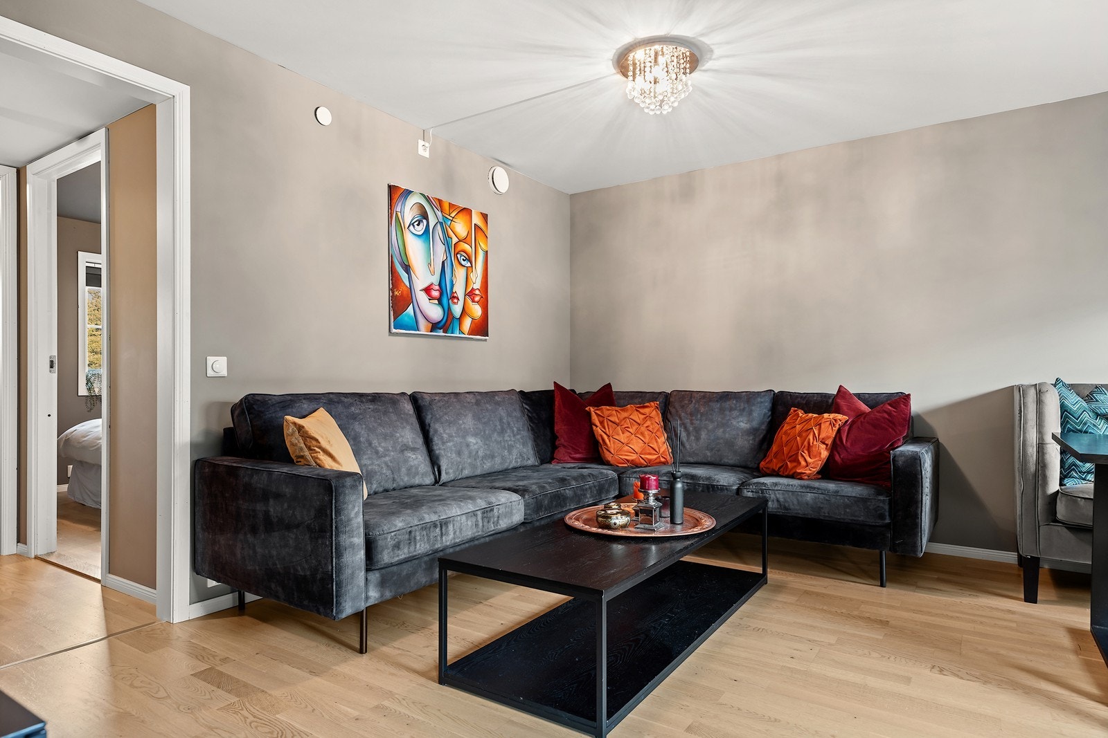 Stuen er malt i duse og tidsriktige farger og rikelig med naturlig dagslys slippes inn. Galleribilde