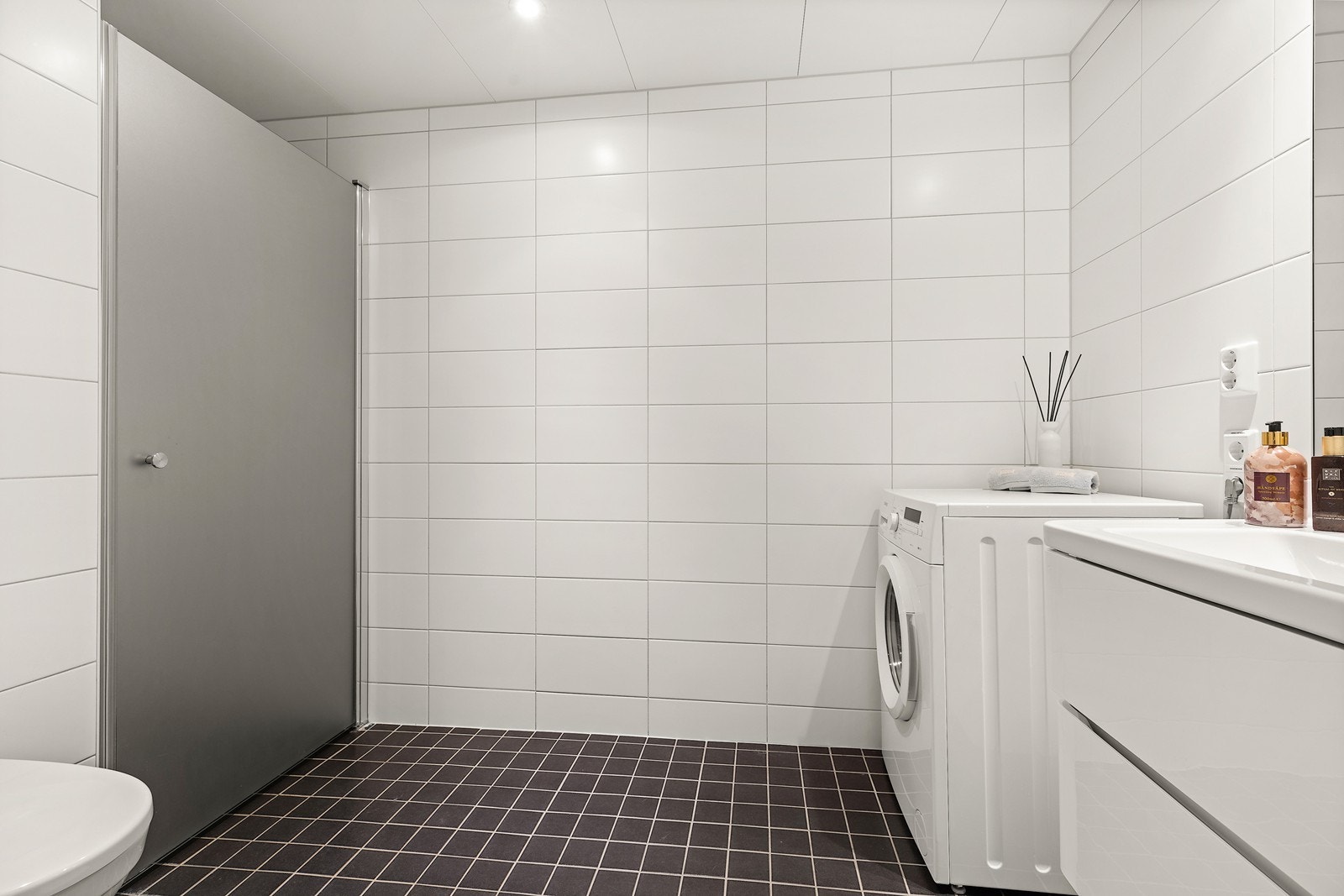 Rommet er utstyrt med innredning med servant, dusjhjørne, toalett og opplegg for vaskemaskin. Galleribilde