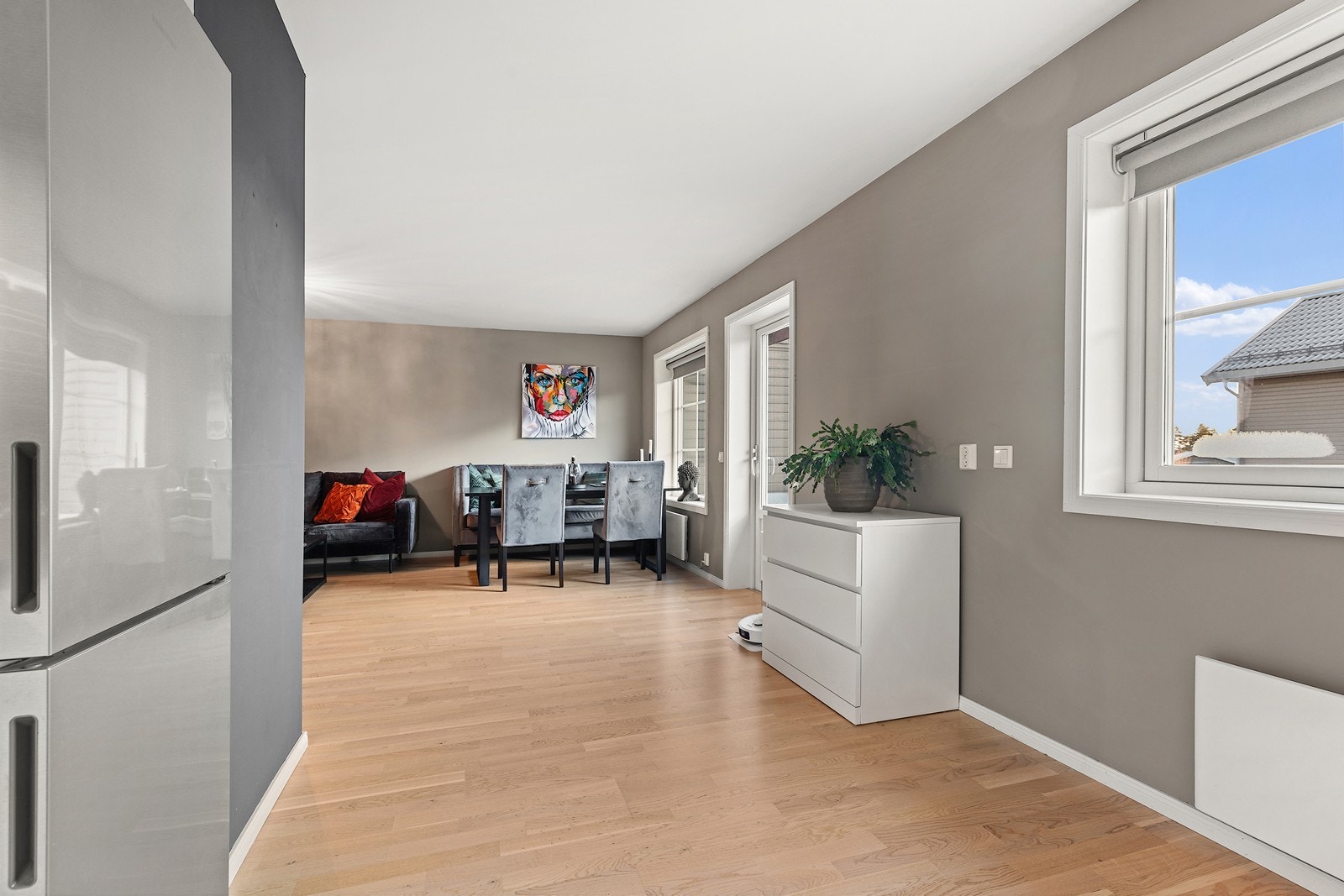 Slette overflater og listefrie tak gir en moderne og tidsriktig følelse. Galleribilde