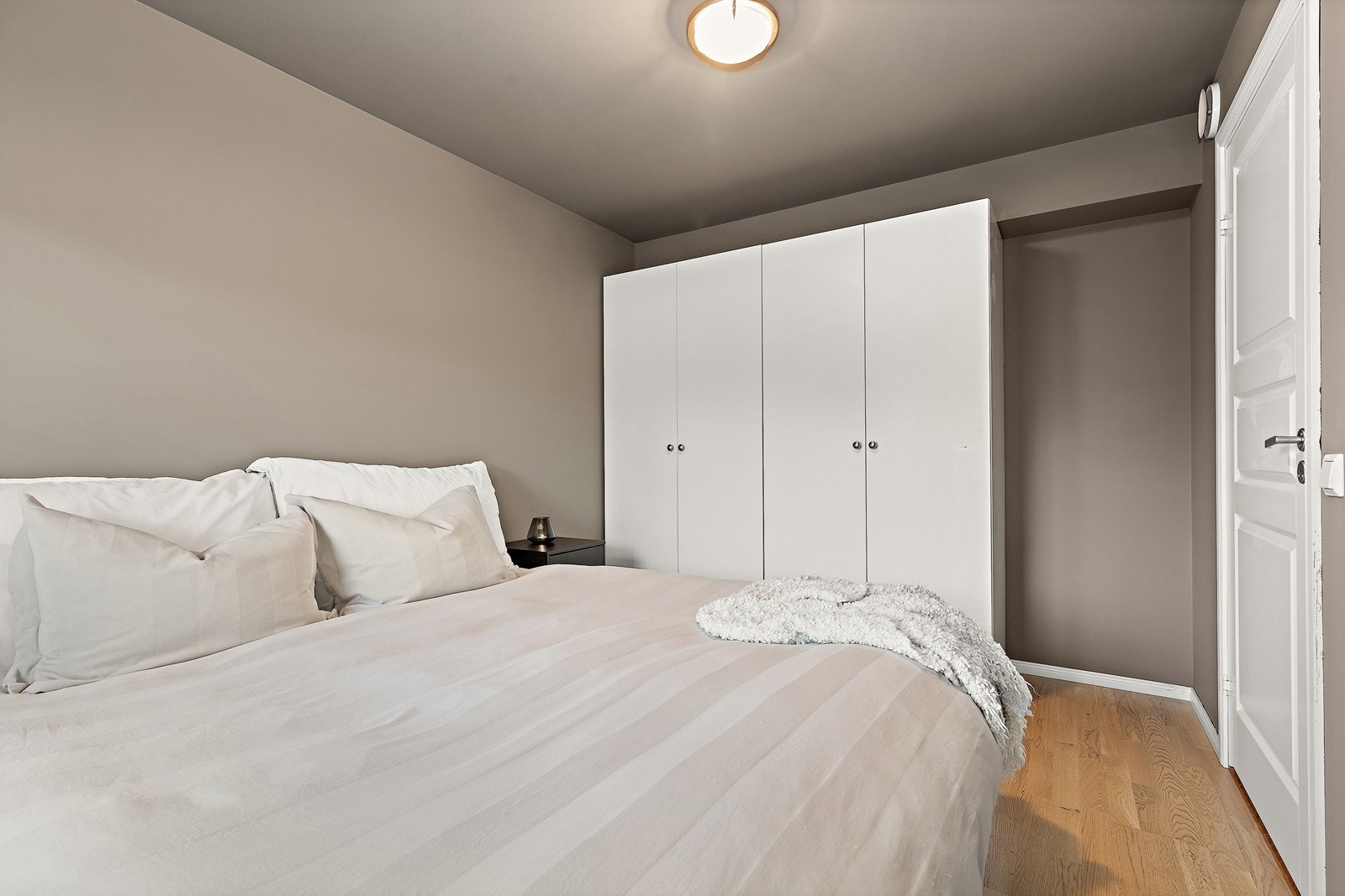 Hovedsoverommet har plass til dobbeltseng og er utstyrt med garderobeskap. Galleribilde