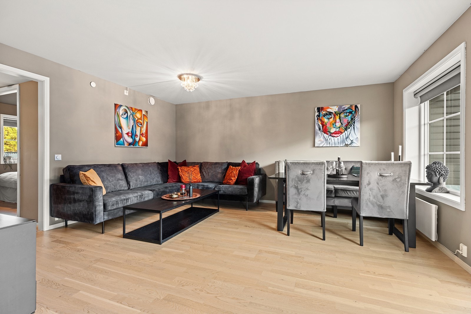 Leiligheten har en lys og romslig stue med en åpen løsning mot kjøkkenet. Galleribilde