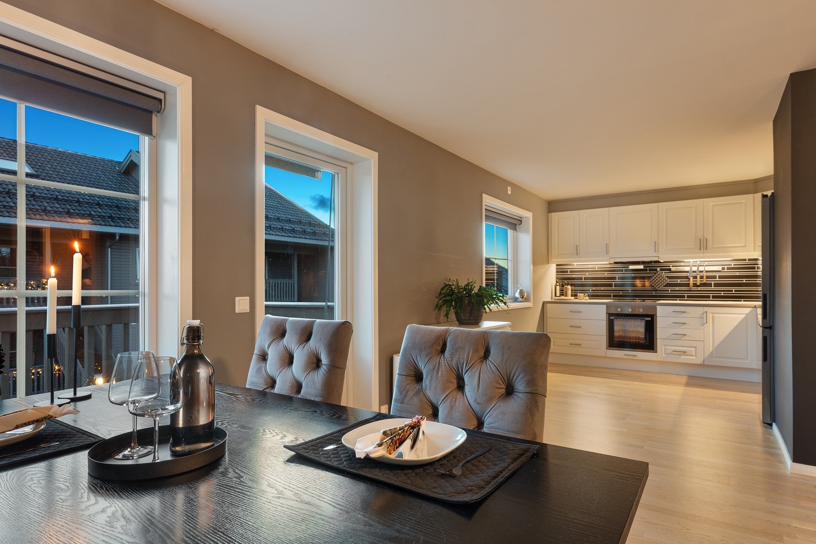 Den åpne løsningen skaper et sosialt allrom. Galleribilde