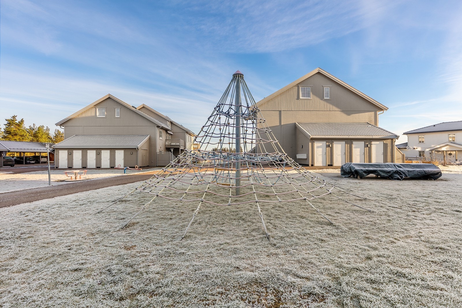 Sameiets fellesarealer er pent opparbeidet med blant annet lekeplass for barna. Galleribilde