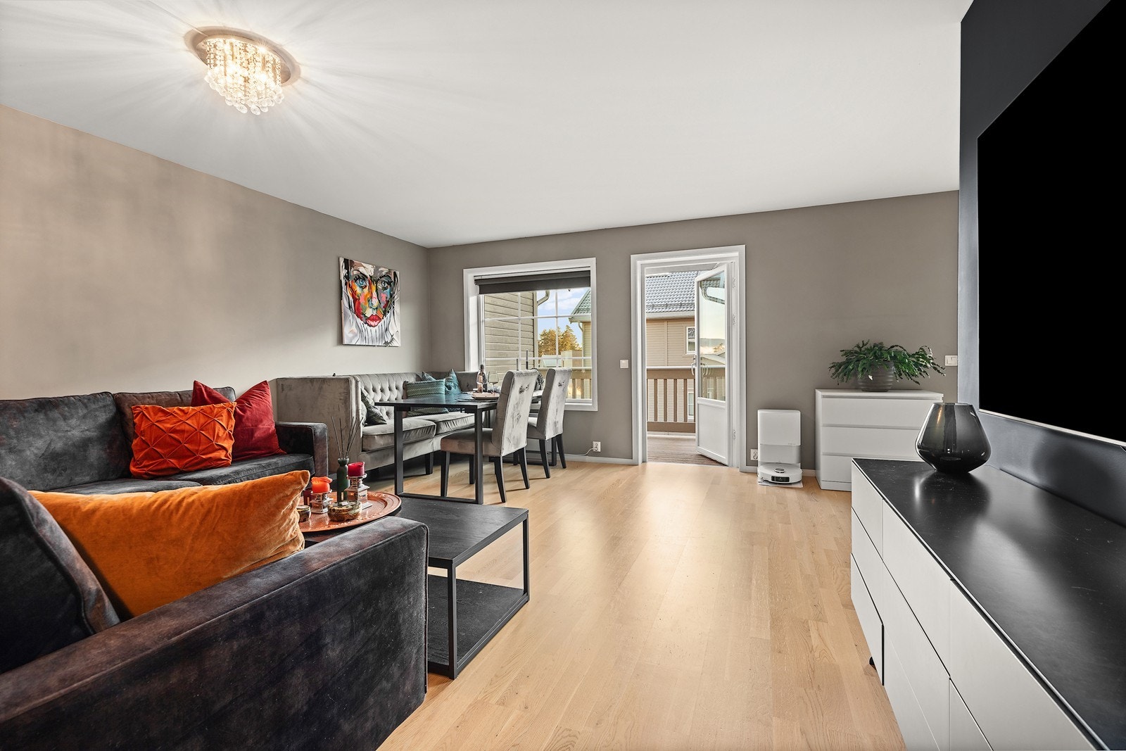 Her har du plass til en spisestue, praktisk plassert med nærhet til kjøkkenet, samt en hyggelig sofagruppe. Galleribilde