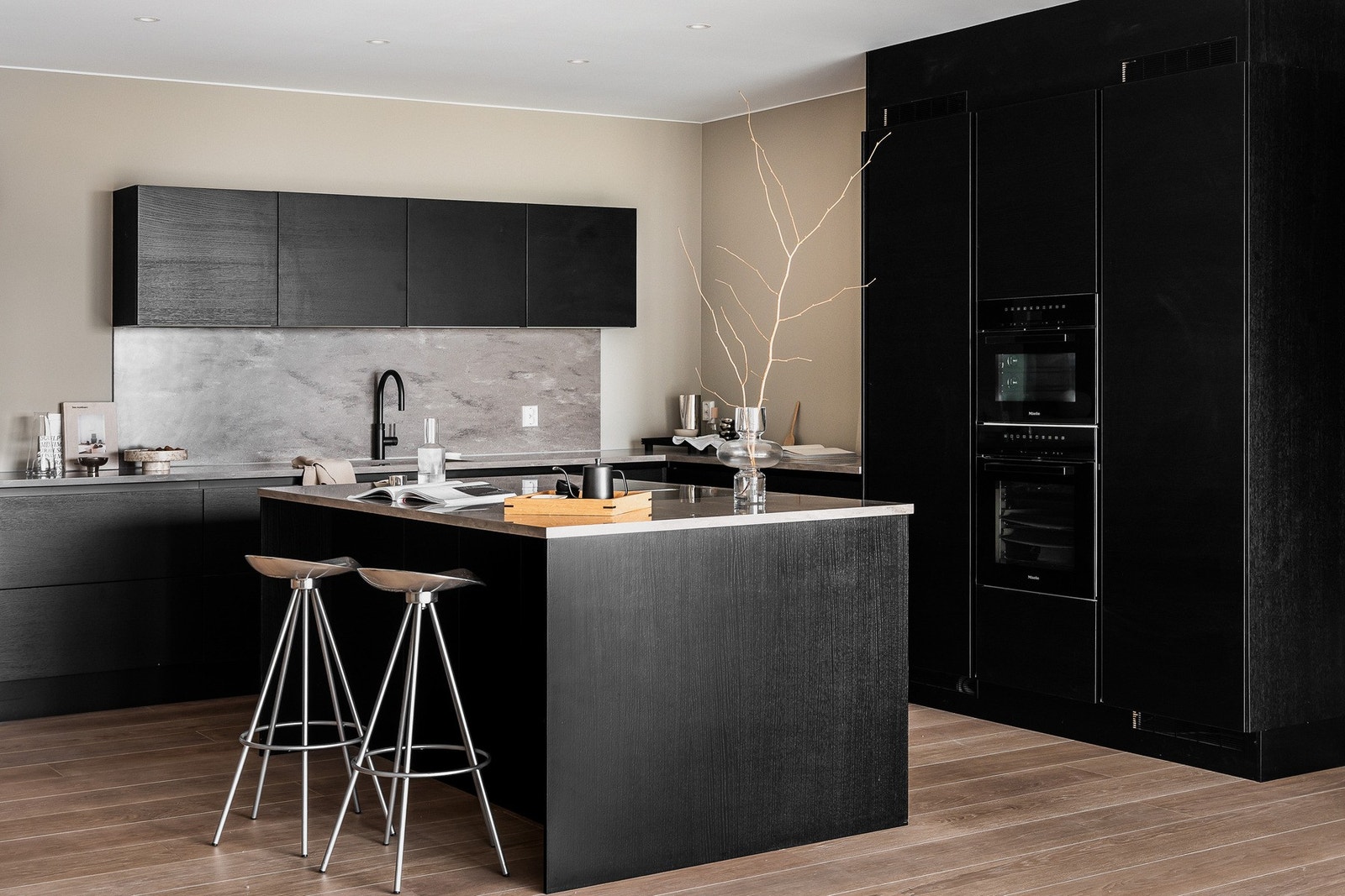 Innredningen har finerte fronter og rikelig med lagringsplass i både benkeskap og høyskap. Galleribilde