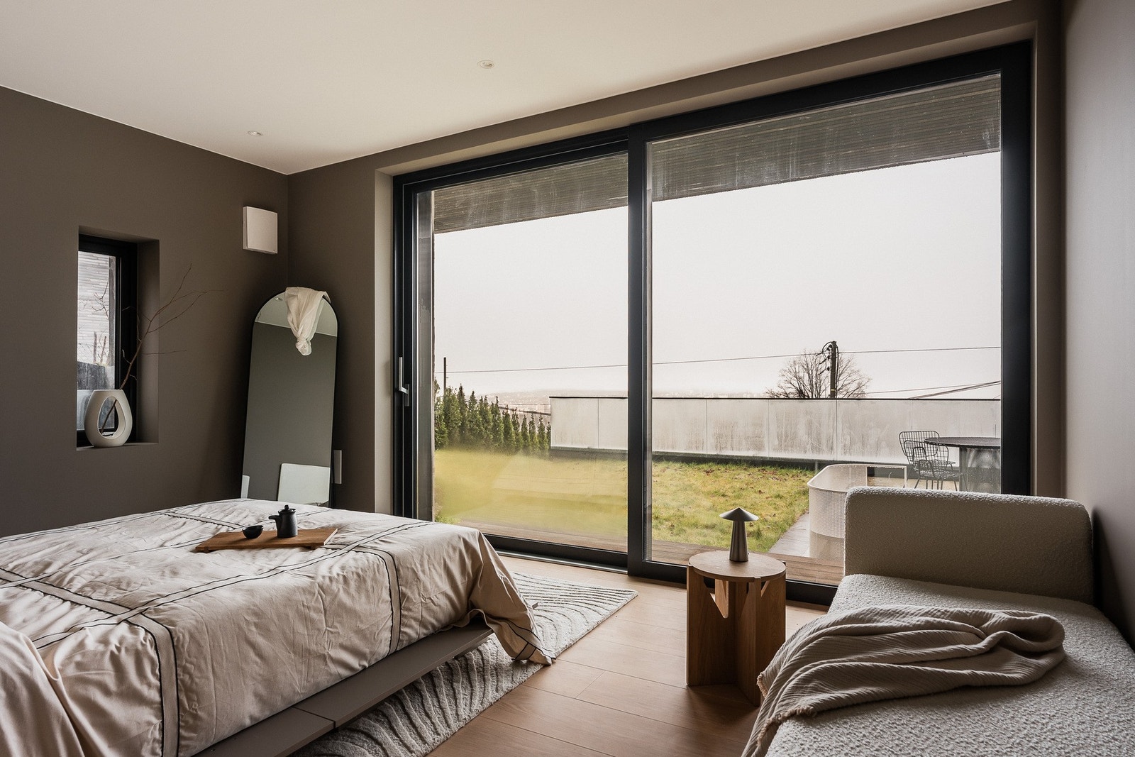 Hovedsoverommet er romslig og har direkte utgang til den private uteplassen. Galleribilde