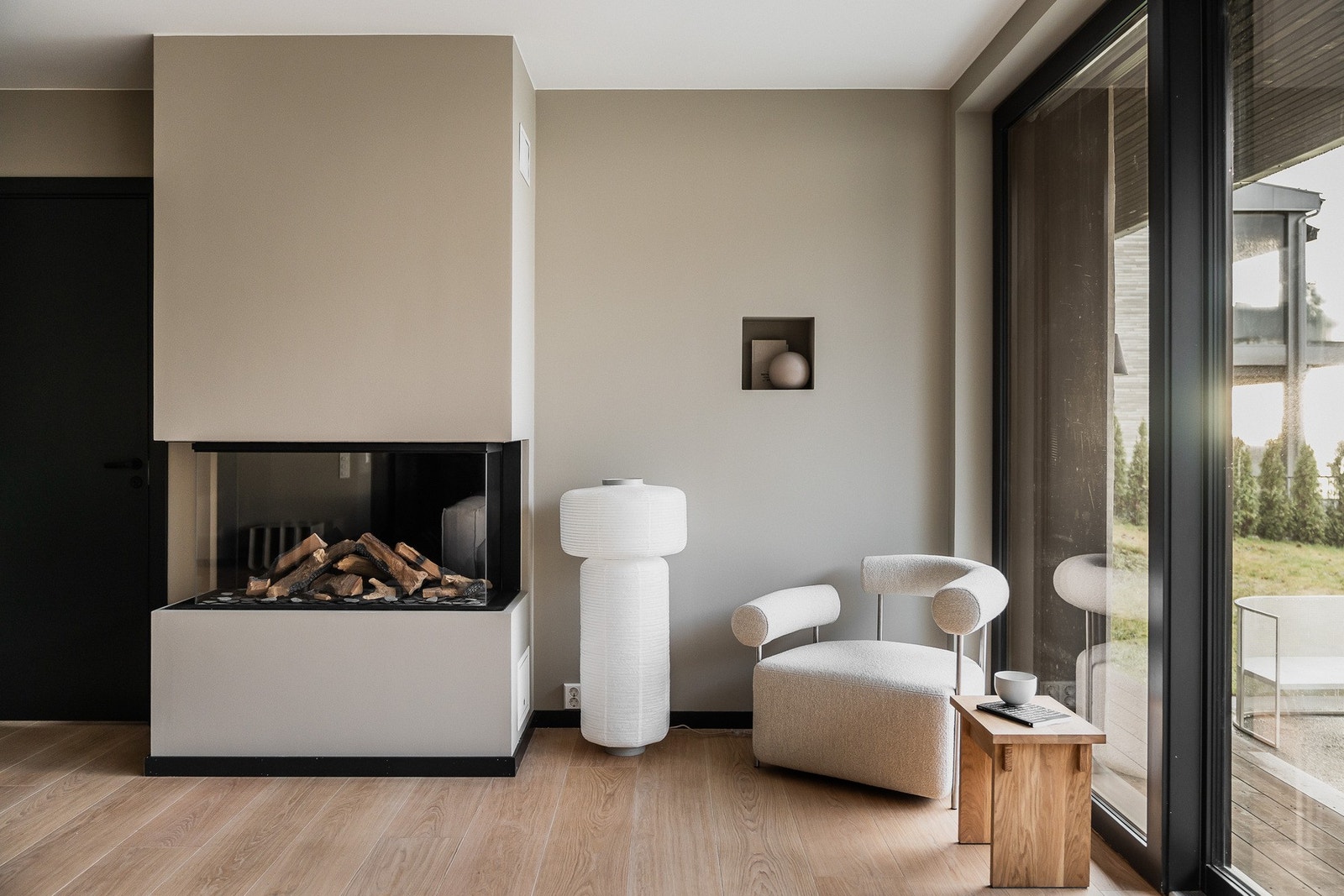 Den moderne gasspeisen i stuen gir både varme og et stilrent, visuelt element til rommet Galleribilde