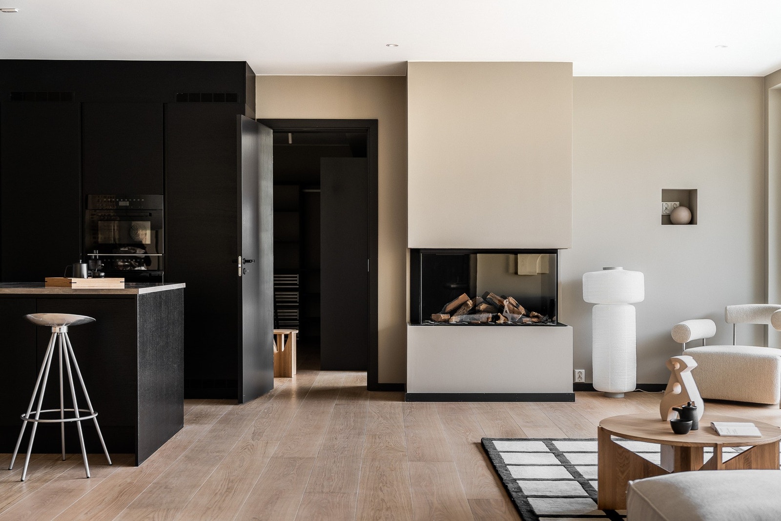 Kjøkkenet fra HTH (2023) er praktisk utformet i L-form med god benkeplass. En stor kjøkkenøy kobler kjøkkenets arbeidssoner til resten av de sosiale sonene i rommet. Galleribilde