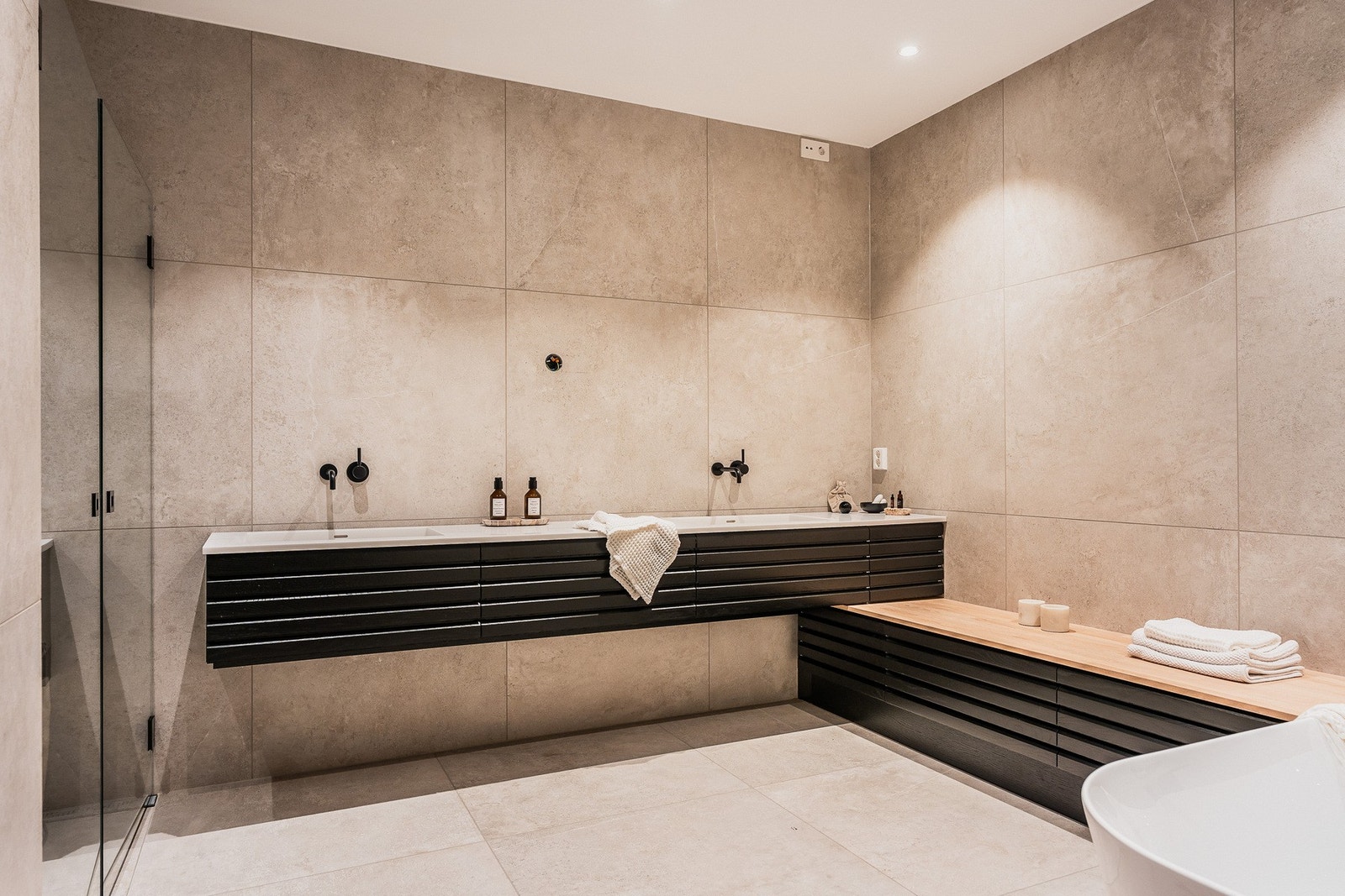 Hovedbadet er fra 2023, med flislagte overflater og en heldekkende dobbel servant. Et separat toalettrom er praktisk plassert på dette badet. Galleribilde