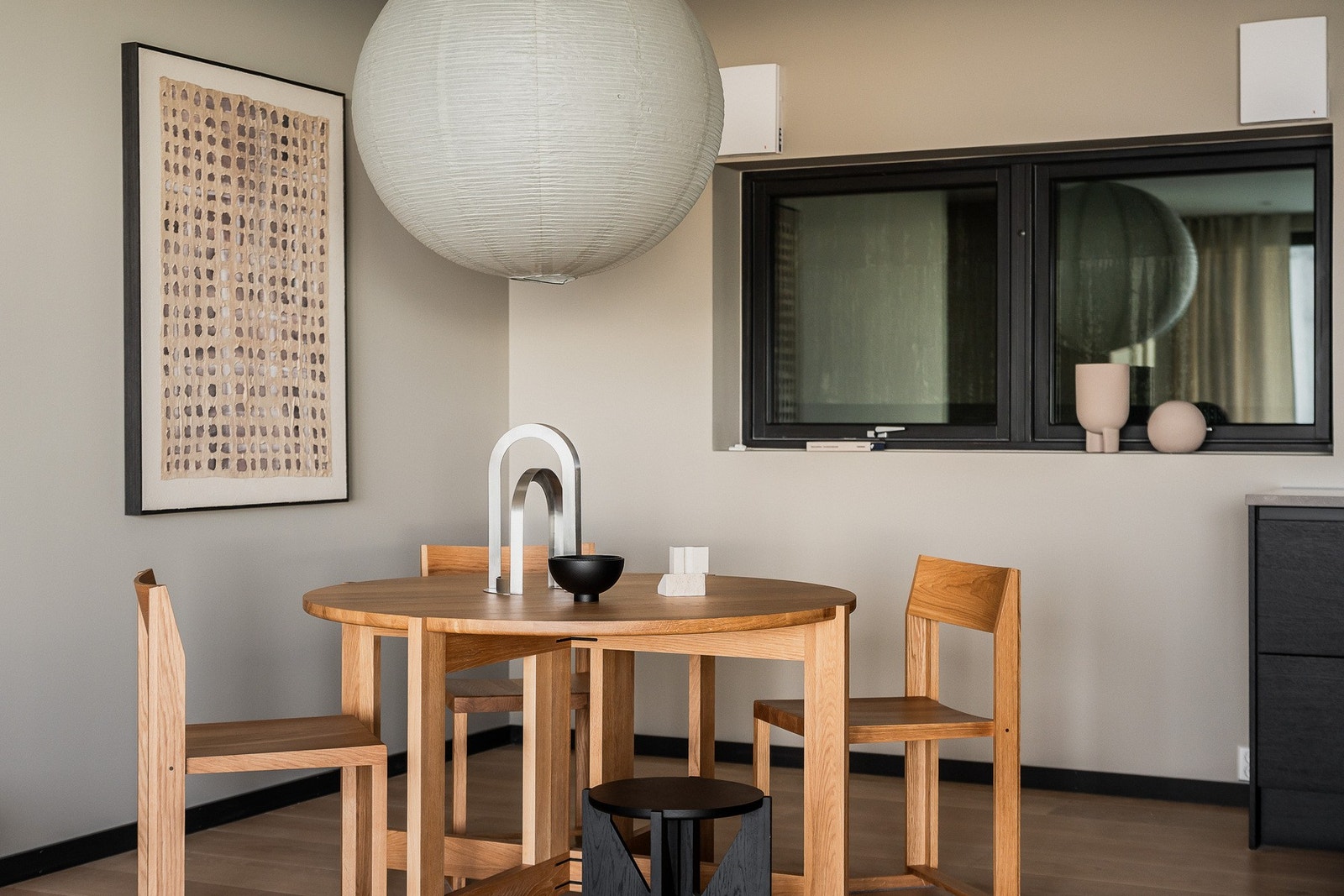 Åpen løsning gir god plass til en egen spisesone i tilknytning til kjøkkenet. Galleribilde