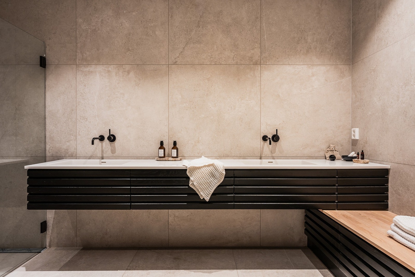 Begge bad samt toalett har varmekabler i gulvet og downlights i himlingen for god komfort og belysning. I tillegg er det montert led-lyslist under servantmøbelet, samt i overgangen vegg-himling i dusj. Galleribilde