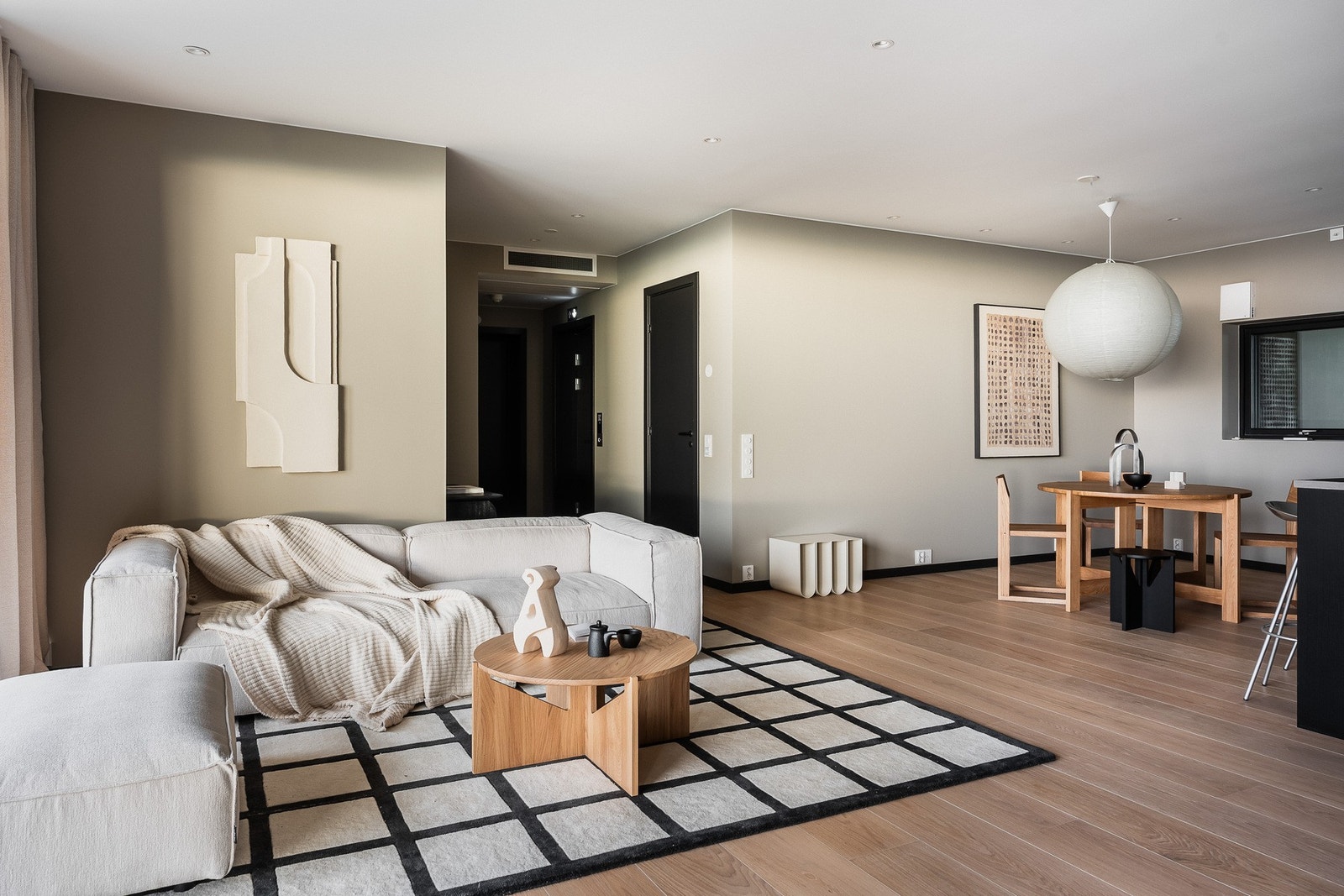 Det er vannbåren gulvvarme i alle oppholdsrom, som gir en jevn og behagelig temperatur. Galleribilde