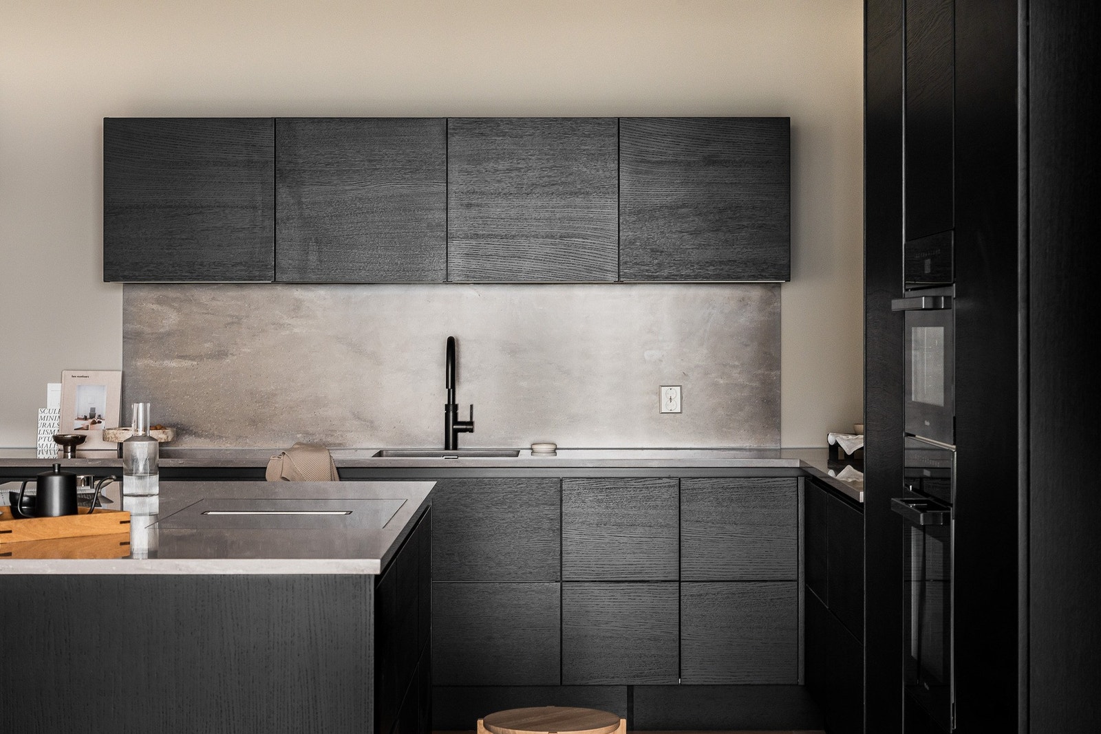 Kjøkkenet er utstyrt med en bred induksjonstopp med innfelt ventilator med kullfilter. Galleribilde