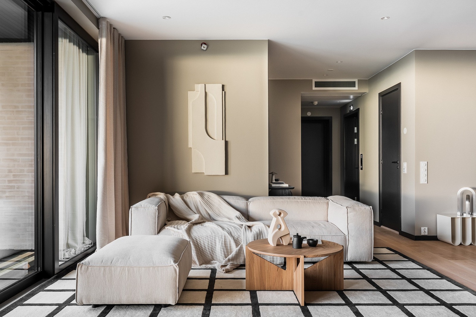 Leiligheten har en gjennomtenkt planløsning og overflater ble malt i oktober 2025. Galleribilde